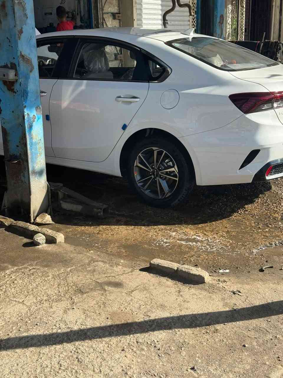 كيا k3 ٢٠٢٢ رقم اربيل ماشيه ٣٠ الف كيلو بدون صبغ بدون اي حادث فقط بيهه طعجه بلباب السكن والجاملغ الامامي والخلفي هم طعجه  يرجعن بارد  السعر ١٢٩ ورقه 
***********
