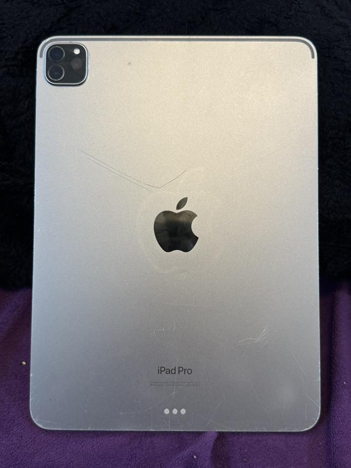 سلام عليكم. ايباد 11برو جيل الرابع m2 ذاكرته 256 الجهاز واكف بي فيس ايدي يعني بصمه الوجه فقط وفول بل ببجي. وبل الألعاب بس محتاج وريد ابيعه. مكاني بغداد. هذا m2 لا تقارنه بل m1 وغيره لان فرق بل سعر. وياه كارتونته مكاني بغداد سعره 525 قفل وهذا رقمي ***********
