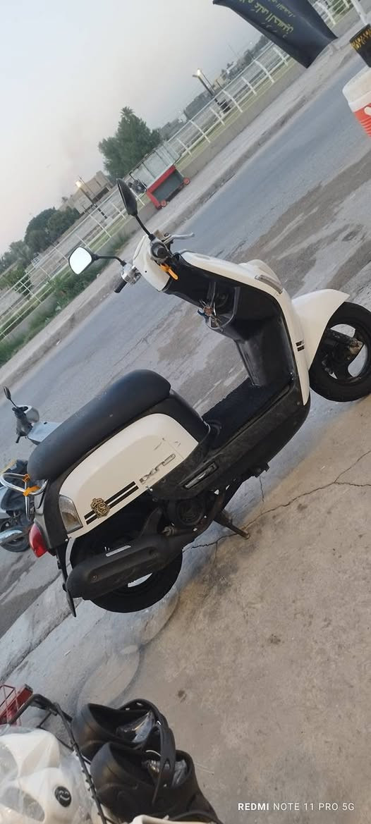 بلاديه بلاديه بلاديه
مامفتوح منه برغي ماعدا صارت خربطه بيه لبالنه الكابريته بدلته وطلع صوج صوندت الهوه مشكوكه بس وسويته 
يعني الكابريته الاصليه  هم انطيكياها وياها وشرط  ع فحص 
دراجه نص نكره شوكت متجيه كهربائيات كامله دبلاته اتخبل 
الدراجه تاخذه انطيك بيه ظمان 
***********
