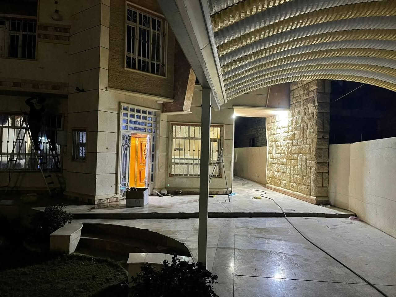 للبيع  :
  دار كبير طابقين زراعي سند ٢٥ مؤثث مع السبالت يحتوي على / ٥ نوم/ رمادي/الصوفيه خلف النافوره بالفرع وخلف شارع ٤٠ التجاري موقع جيد جدا جميع الخدمات متوفره...
نقوش سحب... الأرضيه مرمر... 
المساحه/ ٥٧٥ متر الوجه/١٦×٣٦ بناء طابوق وحجر 
الأرضي/ ٢ نوم ٥×٤/ استقبال كبير ١٢× ٥/ هول٥×٤/ صالات ٢/ حمامات داخليه ٢/ وخارجيه ٢/ حديقه كبيره مع نافوره/ كراج كبير يتسع ٣ سيارات/ مخزن خلفي
الثاني/ ٣ نوم/ صاله كبيره/ مع غرفة خادمه
السعر خاص/ الجاد يتصل متوفر واتساب 
للاستفسار مع مكتب أبو وسام للعقارات 
*********** أبو وسام للعقار... لا أتعامل بالتعليقات لطفاً... تحياتي
