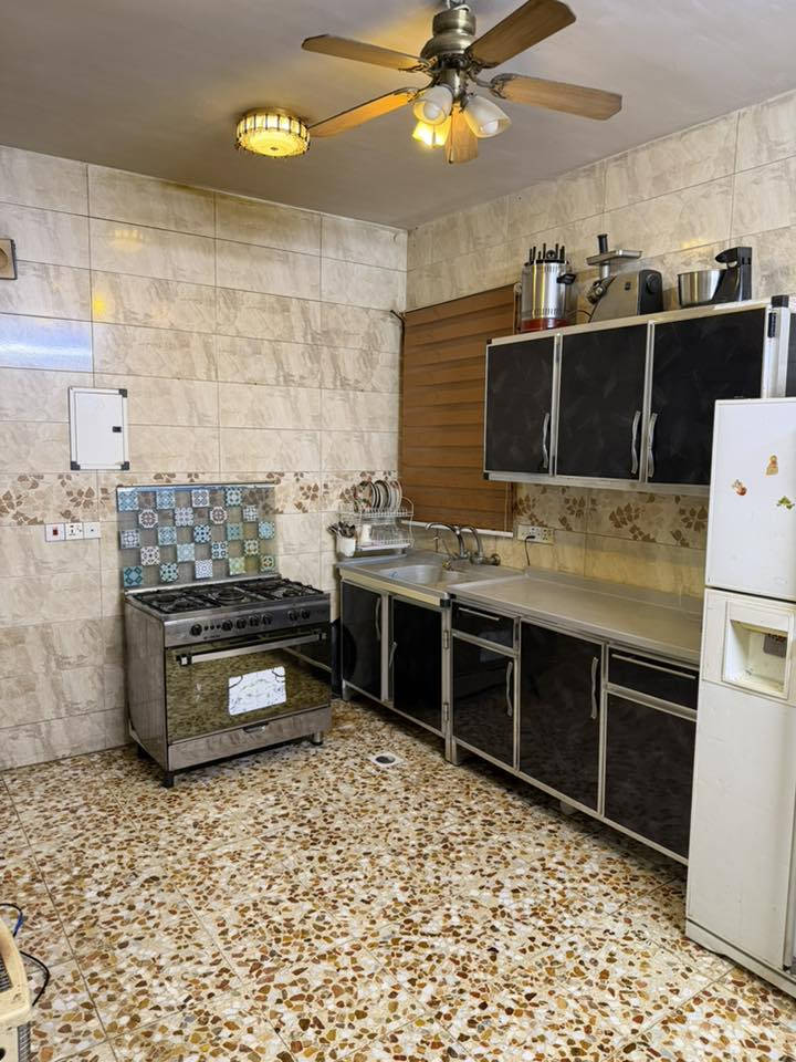 السلام عليكم بيت للبيع مساحه ١٠٠ متر ٥*٢٠ طابو صرف حي النورين خلف مركز اكد يحتوي على الطابق الاول استقبال ومطبخ وغرفه نوم وحمام خارجي وداخلي والطابق الثاني غرفه نوم وبيتونه للاستفسار على الرقم ***********
