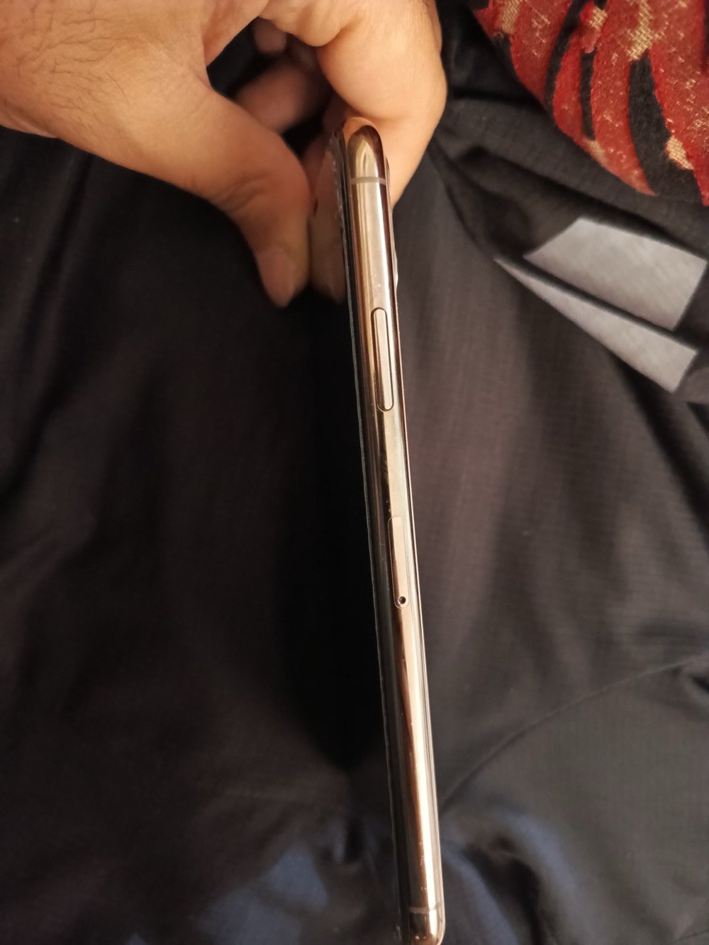 11برو ماكس ذهبي 64g ب76 شحنه يوم كامل جهاز استخدام شخصي مرتب ماشايف مصلح وما مبدل بي اي شي بس للامانه بلتحديث من احد يتصل عليه اله افتح سبيكر او سماعه يلا اكدر اسمعه ماعرف احتمال تتصلح بلتحديثات الجايه 
سعره 300 مكاني بغداد الدوره
