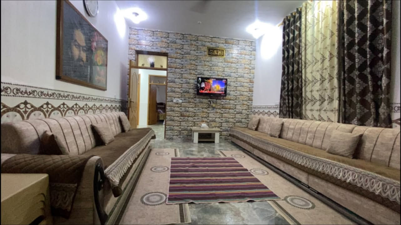 سلام عليكم  بيت + قطعه.  المساحه. الكليه 640 البيت يتكون. غرفتين نوم  وستقبال وهول ومطبخ  وسطحه صب مسلح. والبيت جاهز ومابي اي نقص  الموقع بستان بيت ناصر العبود خلف بيت حيدر سامي    وبيت عمار الكريم. السعر 105 وبي مجال  
الاستفسار.       ع الارقام  التاليه ***********     ***********
