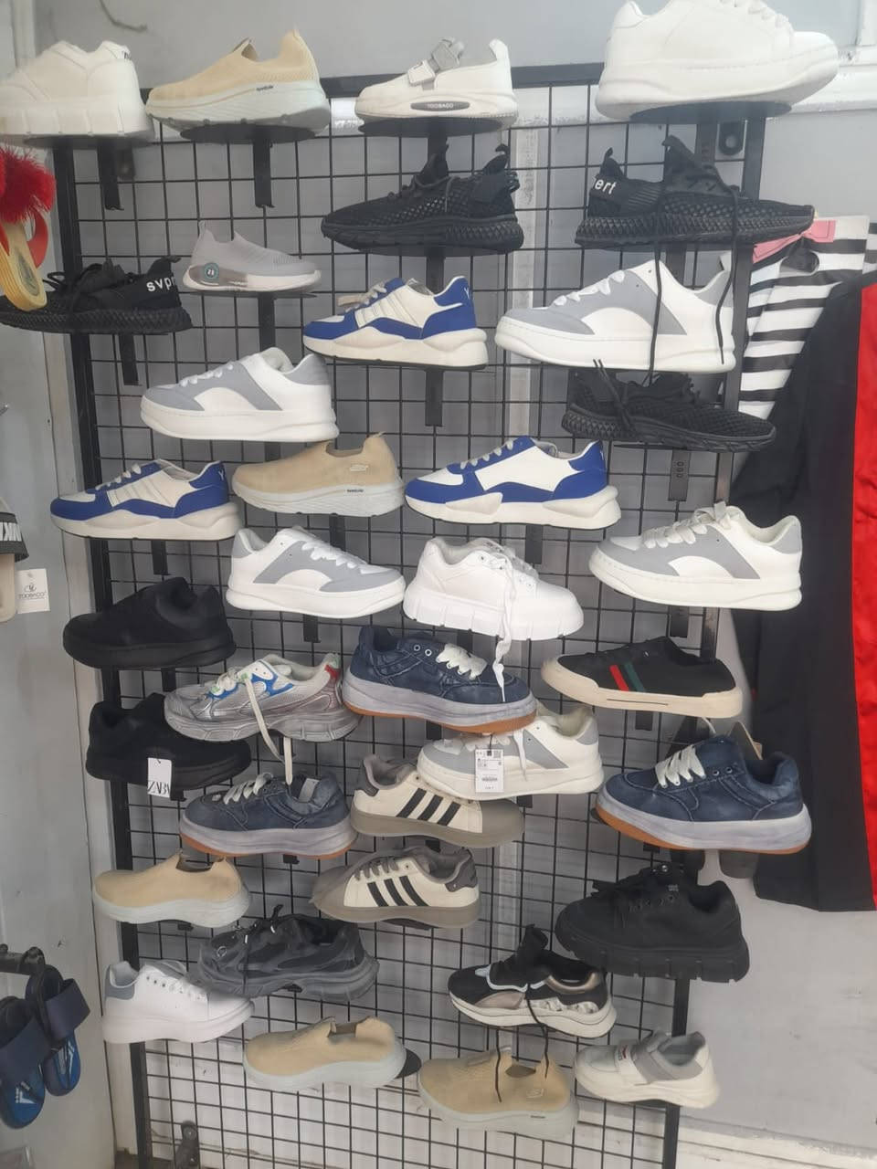 السلام عليكم. 
محل احذيه وسليبرات،، للبيع مع كامل محتوياته، لعدم التفرغ،، 
العنوان،،،حي البساتين ،شارع الضباط، مجاور عيادة الأسنان الماسة.
للتواصل ***********
