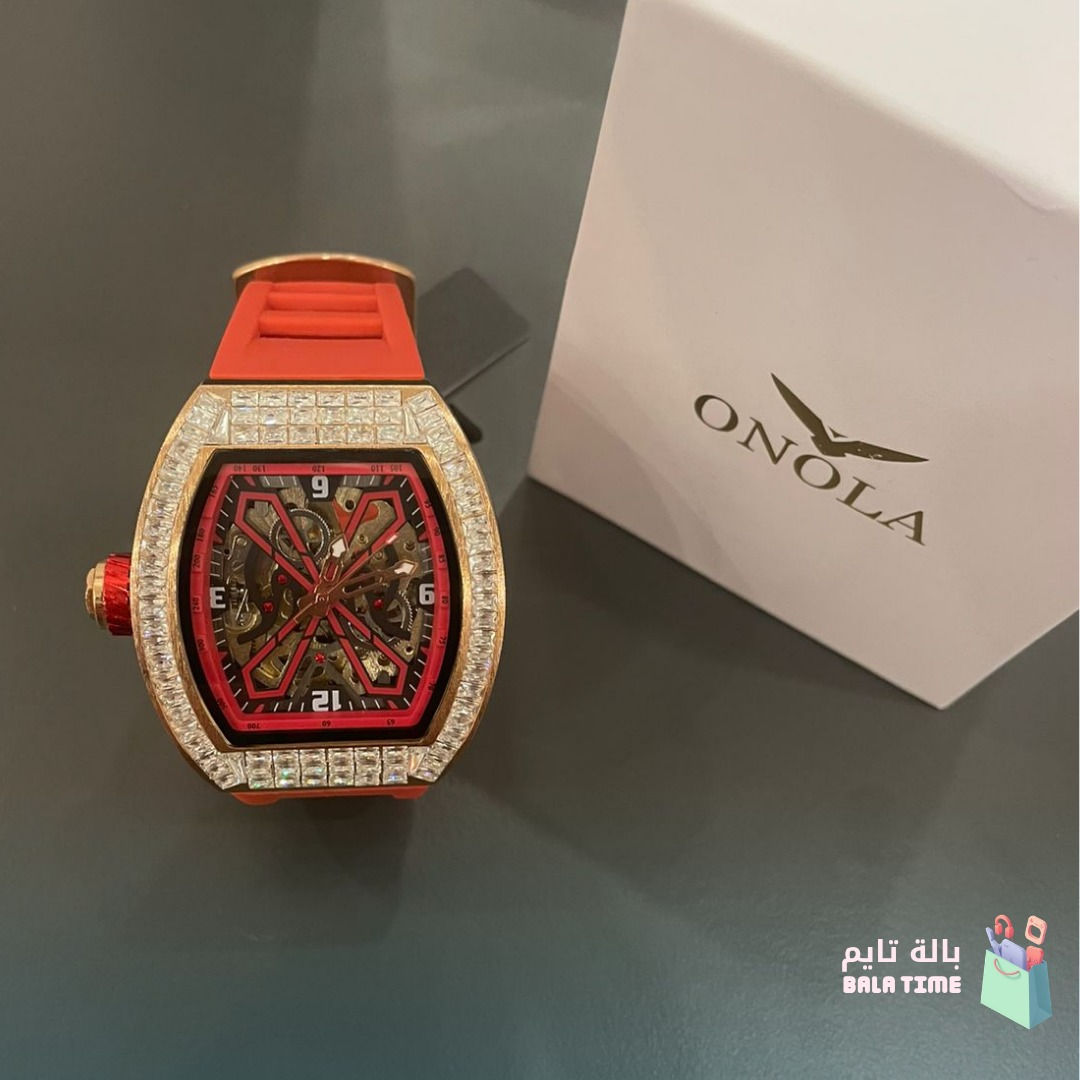 ساعة ONOLA الفاخرة ✨⌚
حالة المنتج: ممتازة (جديد مع العلبة الأصلية)

المميزات التفصيلية:

تتميز الواجهة بزجاج كريستالي عالي الوضوح يحمي الماكينة الشفافة من الصدمات حيث تبرز التروس الداخلية خلف العقارب الذهبية، مما يمنحك شعوراً بعمق التصميم الميكانيكي في كل لحظة تنظر فيها للوقت.

صنع اطار الساعة من معدن صلب باللون الذهبي، ومحاط بصفوف مزدوجة من الفصوص الكريستالية اللامعة التي تضفي بريقاً ملكياً يخطف الأنظار.

قلب الساعة ينبض بمكينة أوتوماتيكية احترافية، ويمكنك الاستمتاع بمشاهدة دقة حركة التروس الذهبية من خلال النافذة الشفافة في خلفية الساعة، مما يثبت جودة الصناعة.

سير الساعة مصنوع من مادة السيليكون وباللون الأحمر ليمنح الساعة طابعاً عصرياً وجريئاً، مع وجود زر تحكم مغلف باللون الأحمر ليتناسب تماماً مع لون الحزام.

سير الساعة مصمم بفتحات تهوية لضمان راحة المعصم عند الارتداء الطويل، مع غطاء خلفي مثبت ببراغي دقيقة لضمان حماية الماكينة والحفاظ على قيمتها الفنية.

السعر: 25 ألف دينار
راسلنة خاص وأحجز قطعتك الان.

متوفر ✅


**إذا كنت صاحب هذا الإعلان وتريد حذفه لأي سبب، رجاءا أرسل رسالة إلى الدعم الفني**