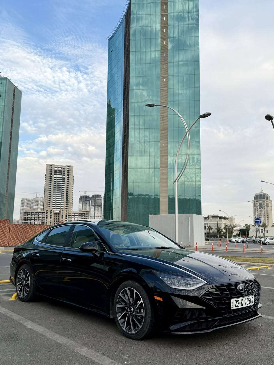 بسم الله الرحمن الرحيم 🔱
كلشي ذاكر 
الاسم : هيونداي سوناتا 
الموديل : ٢٠٢٣ 
رقم اربيل
الحادث خفيف جداً و بدون ايرباك و الحادث بالمنشور قبغ جنطة فقط
الفئه : لمتد يعني اعلى فئه بسيارة السوناتا مثل ميكولون بريميوم مفولة مواصفات للأخير شنو بالك يكون بالسيارة موجود والسيارة لون اسود ، السيارة فئه راقية جداً تعطيك رزانه وسرعة ومتانه وثبات على الطرقات 

المواصفات :

١-محرك السيارة ١٦٠٠ تيربو طيارة ارضية 🚀 بيها نشاط ماشاء الله مو طبيعي 
٢: كير ٨ سرعات احدث گير وقوي جداً 
٣: شفتات ستيرن 
٤: كشنات جلد + تبريد + تدفئة نظيفة جداً الكشنات بلادي
٥: نظام نورمل + كوستمر + سبورت + سمارت 
٦: شفتات ستيرن 
٧: سيارة تتقدم وترجع بالبصمة 
٨: بصمة تشغيل عن بعد واشاير ترحيب بالابواب فتح تلقائي 
٩: هاند بريك بصمة 
١٠:كامرات ٣٦٠ درجة السيارة مزروعة كامرات من كل مكان 
١١: حساسات خلفية وامامية ومن كل جهات 
١٢: قيادة شبه ذاتية وتحديد مسار 
١٣: تدفئه ستيرن 
١٤: تحكمات كاملة في الستيرن 
١٥: سقف بنورامي 
١٦: اضائة محيطية لد داخلي متغير الالوان يتغير من شاشة السيارة 
١٧:داتا شو يبين عداد السرعة ويبين بي تحديد المسار والقيادة الشبه ذاتية ويطلع بي كومة شغلات 
١٨ : ابل كار بلي 
١٩: شحن واير لس 
٢٠ : تبريد قطعتين وتبريدها ممتاز جداً 
٢١: مراية قلابة عندما تضع الگير على البك 
٢٢: مراية داخلية معتمة 
٢٣: الزجاج الامامي دبل زجاج 
٢٤: تحكم بالزجاج الداخلي ٤ اوتو 
٢٥: توقف ذاتي امامي خلفي عندما تستشعر بحادث او خطر وشيك 
٢٦: سماعات من الفئه الراقية bose فيها سستم صوت مرعب وعالي جداً 
٢٧: كامرات من تفتح اشارة يمين او يسار يبين عندك بالعدادات حتى ينطيك رؤية جانبية افضل 
٢٨: لايتات عدسات زنون كل مازدة بيها ٤ عدسات قوية جداً ومدا عالي وتحكم اوتو ماتك عندما تاتي سيارة اتجاهك ينخفض الايت العالي 
٢٩: تايرات نظيفة جداً 
٣٠: نقط عمياء في المري 
٣١: كشنات الامامية تحكم كهرباء  
وبعد بيها مواصفات هواية متخلص 

كشر السيارة نظيف وجيد جداً وداخلها ايضاً نظيف وجيد جداً السيارة ماشية ٥٢ الف كيلو فقط سيارة نظيفة جداً ومعتني بيها جداً وحالتها ممتازة ايضاً حادثها خفيف خلفي فقط صندوق السيارة يعني مطاب ليجوة شي مرتب الضربة كلش خفيفة يعني قطعه وحدة صبغ فقط بدون دواخل ولا اير باك شي خفيف وسطحي  الباقي مكفول كفالة عامة 
سعر السيارة ٢٠٥$ يعني دفترين و ٥ ورقات وبيها مجال والسيارة بأسمي للتواصل متواجد في الماسنجر
***********
