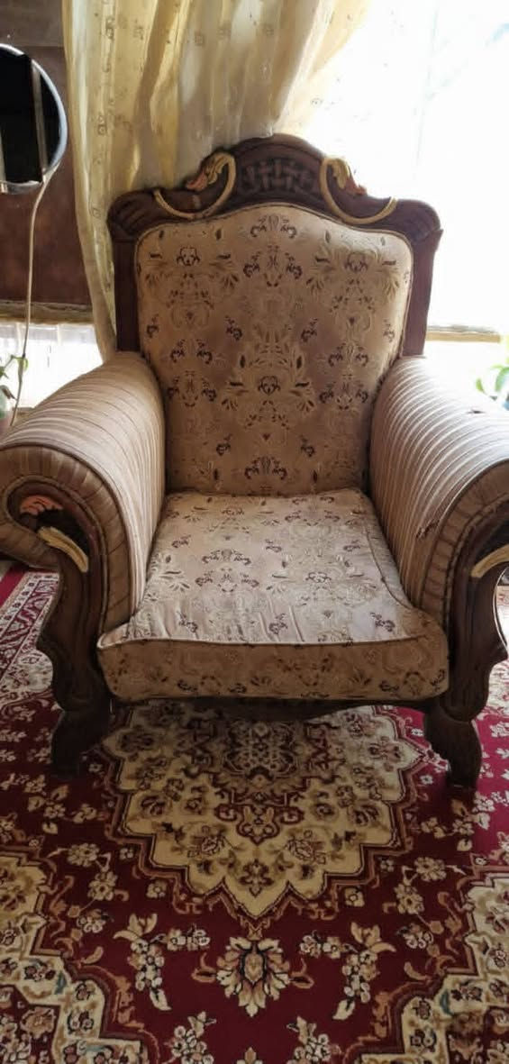 تخم ١٠ مقاعد تركي ثقيل جدا 
قنفتين ثلاثيات و ٤كراسي مفرده المكان الامين الثانيه نواب الضباط


**إذا كنت صاحب هذا الإعلان وتريد حذفه لأي سبب، رجاءا أرسل رسالة إلى الدعم الفني**