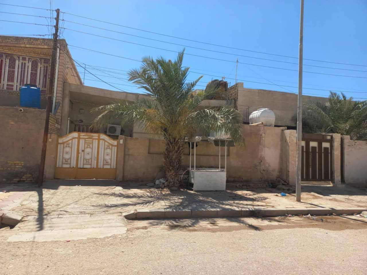 البيت البيع في ابو رمانه ٢٠٠متر خلف محمود الكعبي يقع على شارع ٢٠ومقابيل شارع ١٠بناء متوصط يتكون الطابق الارضي كامل وطابق ثاني غرفتين وصاله كبيره***********تواصل اتصال او واتساب
