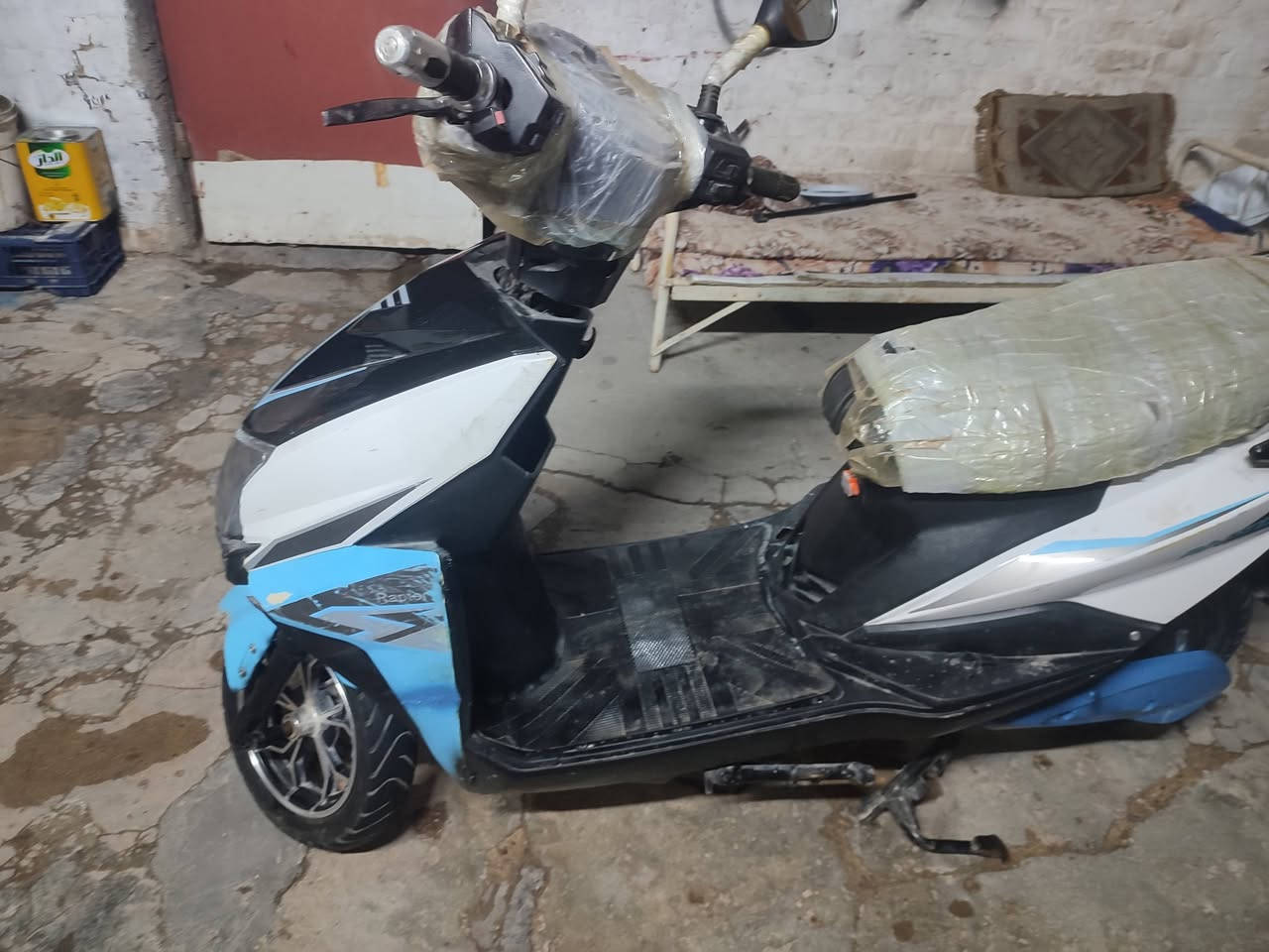 السلام عليكم
ماطور شحن للبيع
6 بطاريات (بي بطاريتين ضعيفة يحتاجلهن تبديل) 
نظيف وشغال
العنوان الرمادي حي البكر قرب النادي الملكي
السعر 175الف قفل
للاستفسار اتصل ***********
الخاص مغلق الشراي يتصل عل رقم
