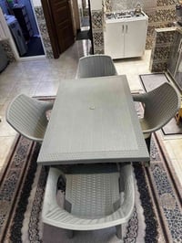 طاولة و٤ كراسي • نضافة ١٠٠% • شيخ احمد