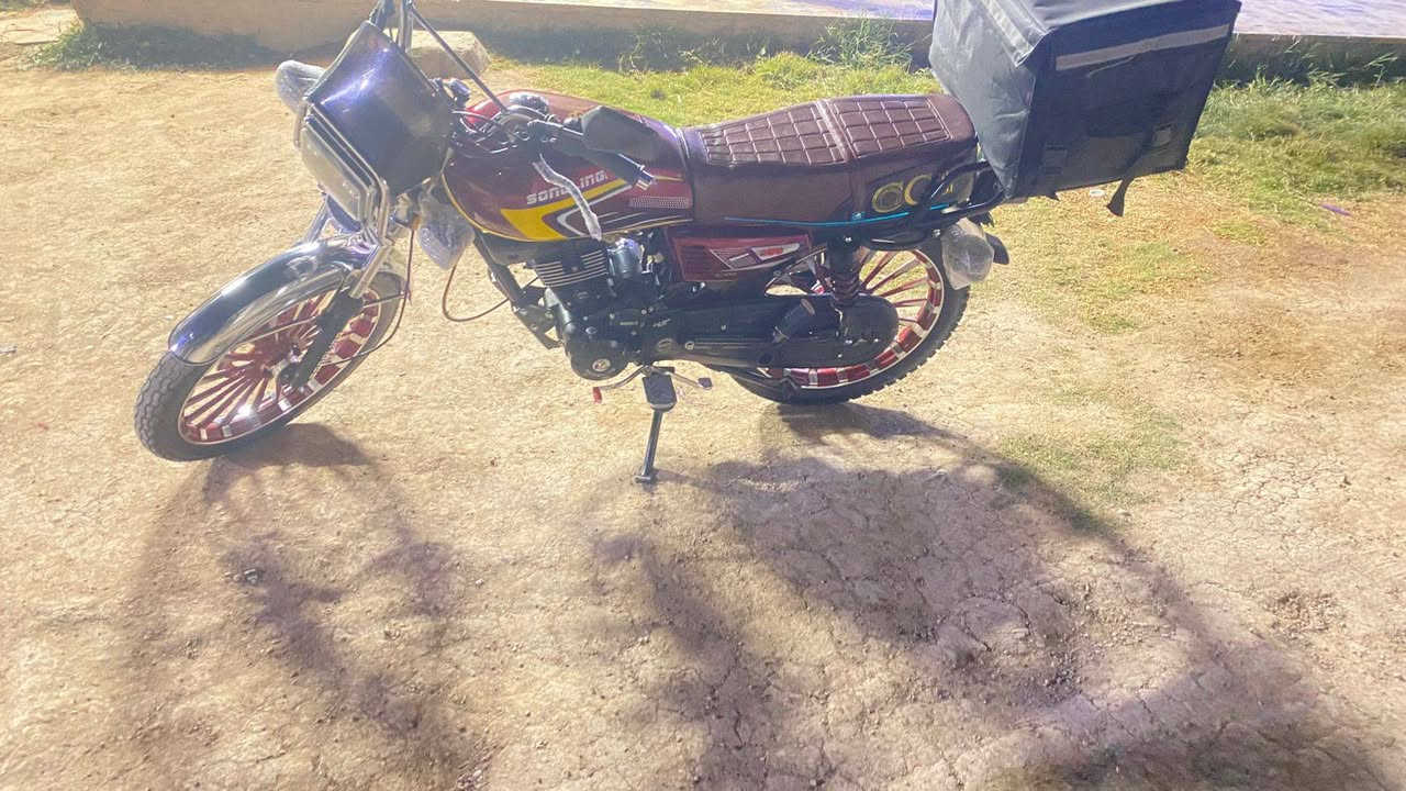 سلام عليكم سونك موديل 26للبيع صارلها شهر من خذتها ورقها كامله تاخذها ثاني يوم تحول دراجه خير من الله لون احمر مابيها اي عيب شرعي برغي مفتوح بيها كهربيات كلها شغله 
محرك 200
درجه نضيف 
نقصها شاشه فقط
سعر 850بيها مجال قليل 
رقم ***********متواجد وتساب
