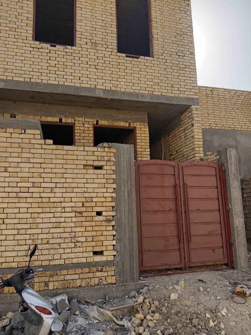 هيكل للبيع طابق ونص مساحته 110
بناء درجة اولى 
الصخيين خلف مجمع الانوار المحمديه ثاني بيت عن السايدين الرئيسي ***********
