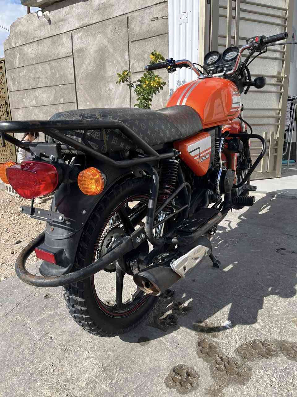 دايون نفخ لون برتقالي موديل ٢٠٢٠  طالعه سنة٢٠٢١ بشهر الثامن دراجة نضيفة ومابيها نقص ما مفتوح منها برغي على ايدي وبأسمي السعر ( مليون و٣٠٠ الف ) ما متواجد على النت للأتصال ***********
