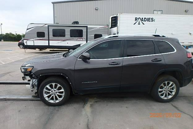 جيب بزون 2019
 فئة لاتيتيود (Latitude
وارد امريكي كشن كهربائيّ تدفئه تبريد السياره جديده مكان السياره العماره  
محرك 4 سلندر 2400
ماشية 100 الف ميل
رقم بغداد
حادثها فقط دعاميه 
السعر 130 قفل للاستفسار ***********
