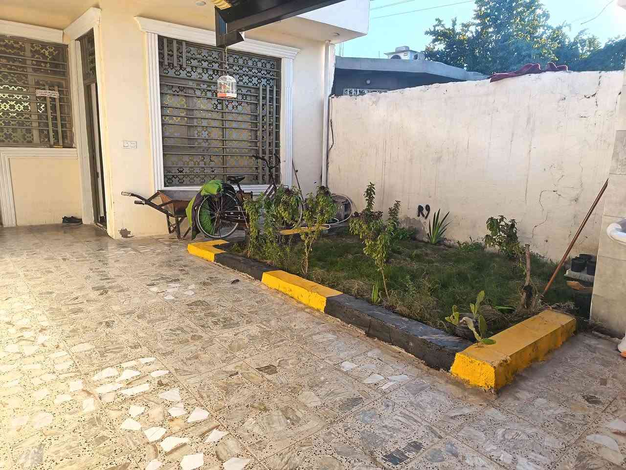 السلام عليكم بيت للبيع فقط مساحته 150م البيت مجاري ماء كهرباء تبليط كامله غرفتين نوم صاله مطبخ منور حمام ترك استقبال حديقه طرمه البيت كامل بناء حديث 2025 السعر 90وبي مجال العنوان بغداد جسر ديالى القديم شارع سيد مجيد *********** رجاء مامتواجد خاص
