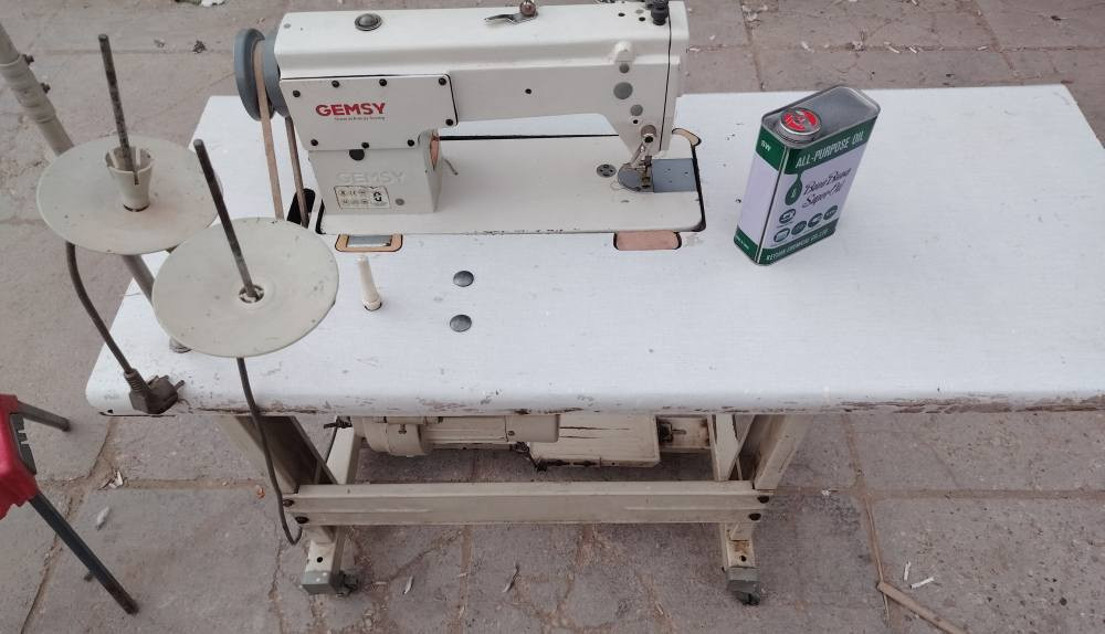 مكينة خياطة جمسي عملاقة شغالة ونضيفة وعلى الفحص ... موضحه بالصور  ... مكانه قضاء عفك وسعره 200 اللي يريدها يراسلني 
او يتصل ع رقم *********** ديوانية, القادسية
