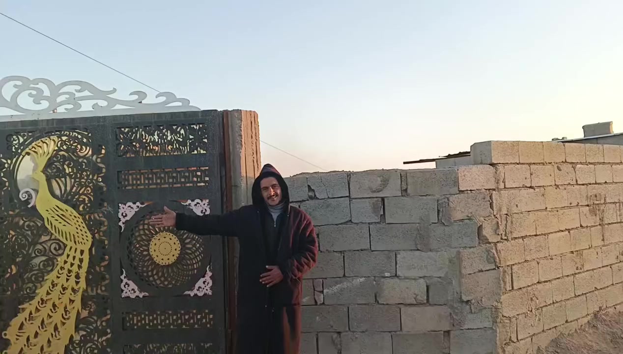 يوجد دار في مدينة الرمادي جزيرة البوذياب خلف الطاحونه يتكون الدار من كلدور واستقبال وهول وصاله وغرفة عدد2 ومطبخ وصحيات داخلية وخارجية نوع البناء حجر طابو زراعي تنازل مباشر المساحه الكلية  900م السعر 125مليون وقابل للتفاوض للاستفسار الاتصال على الارقام التالية ***********اسيا***********او زيارة مكتبنا طريق الثرثار قرب الطاحونه.
