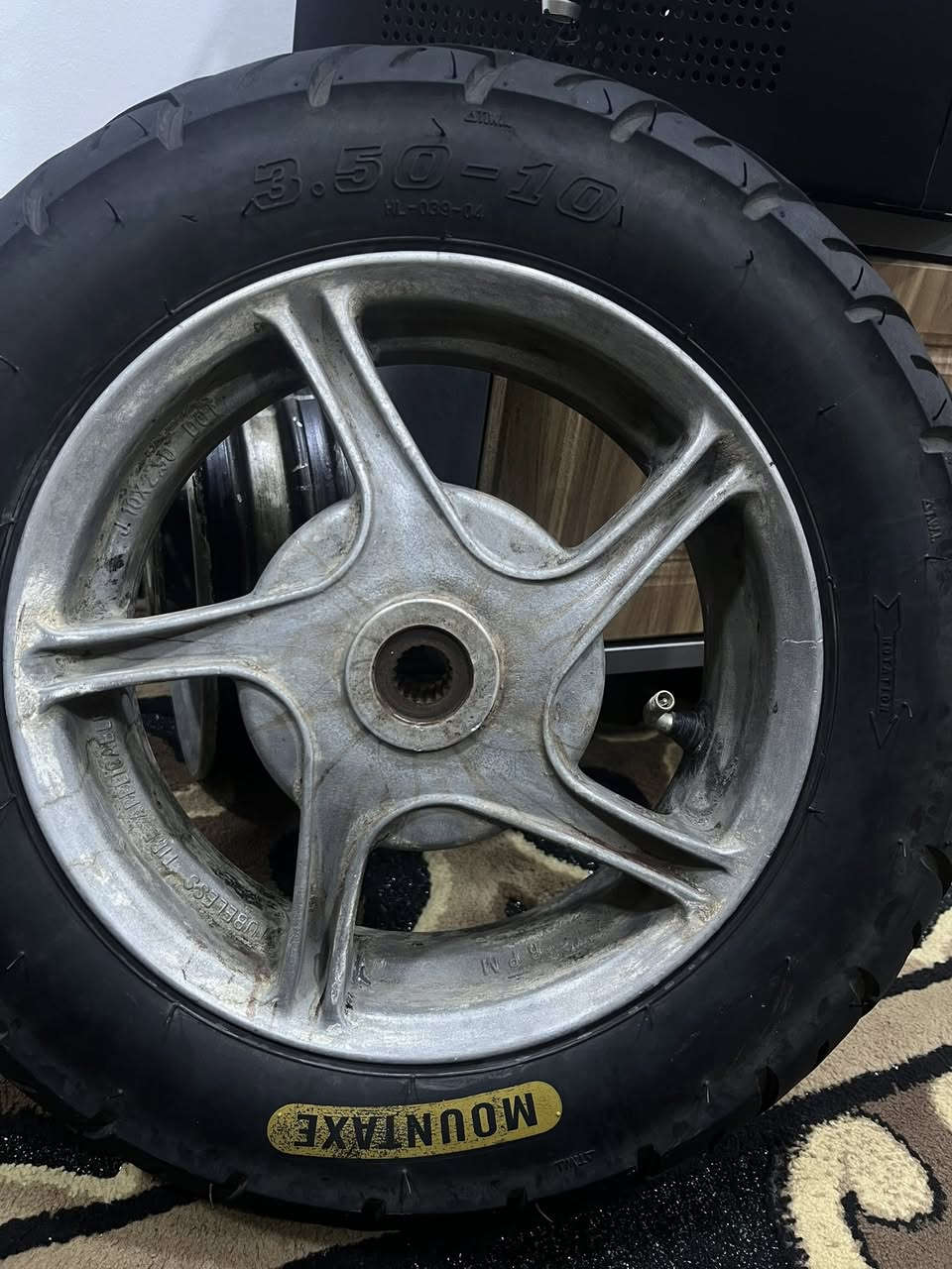 السلام عليكم ويل نجمه بلادي الشكل القديم اي عواج مابي مال حاويه السعر 225بي مجال الميعرف بيهن لايراسل المكان الدوره الرقم ***********
