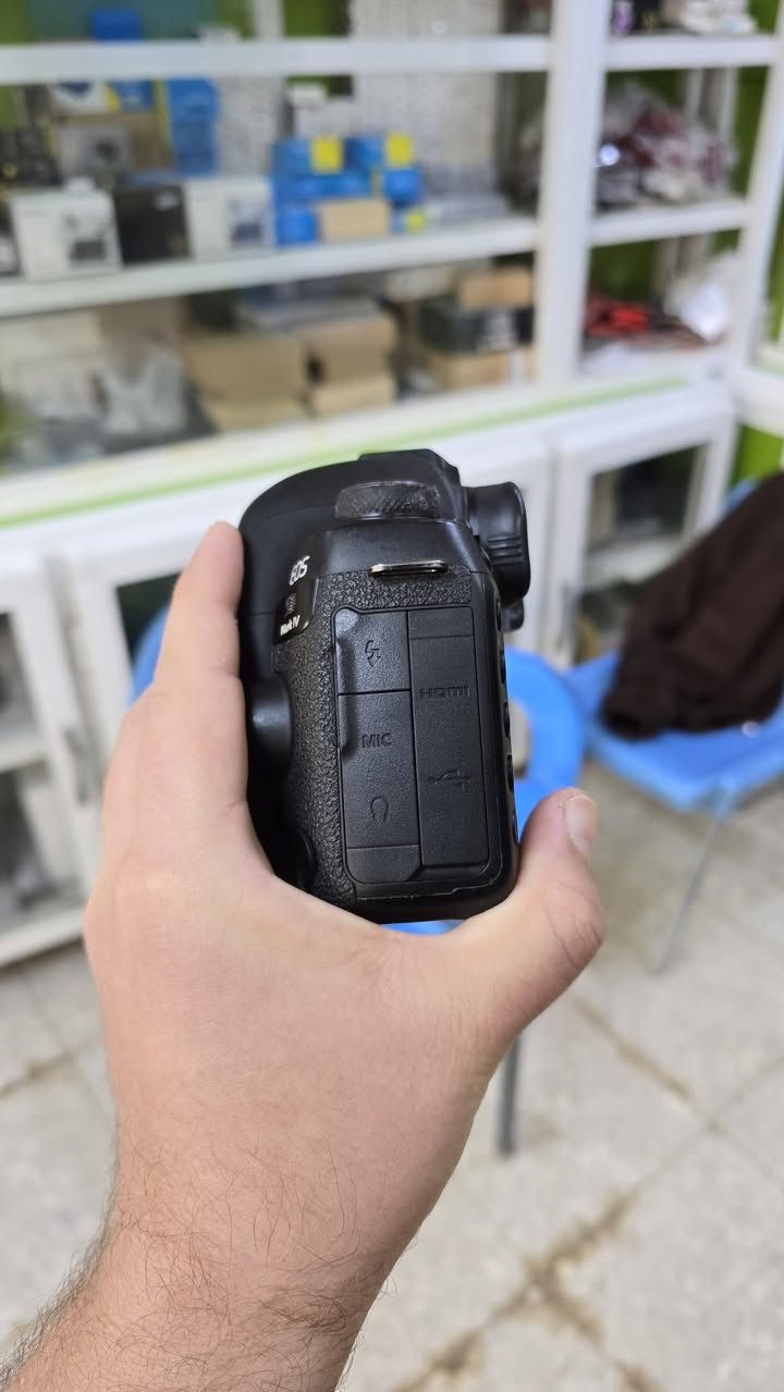 كانون 5Dmark IV مع 50 - F8
نضافه90% كامل ملحقات اصليه حزام شاحنه بطاريه رام جنطه 
سعره مليون و500الف .
مكاني بابل ***********
