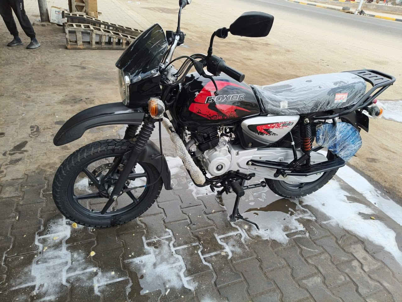 عليكم شباب بوكسر فحل للبيع موديل 23 رقم سنويه الدراجه الجديده اختي الزيرو رايتها  رايتها مليونين و750 بيها مجال بسيط عنوان بصره حي الحسين الشراي يتصل على الرقم ***********
