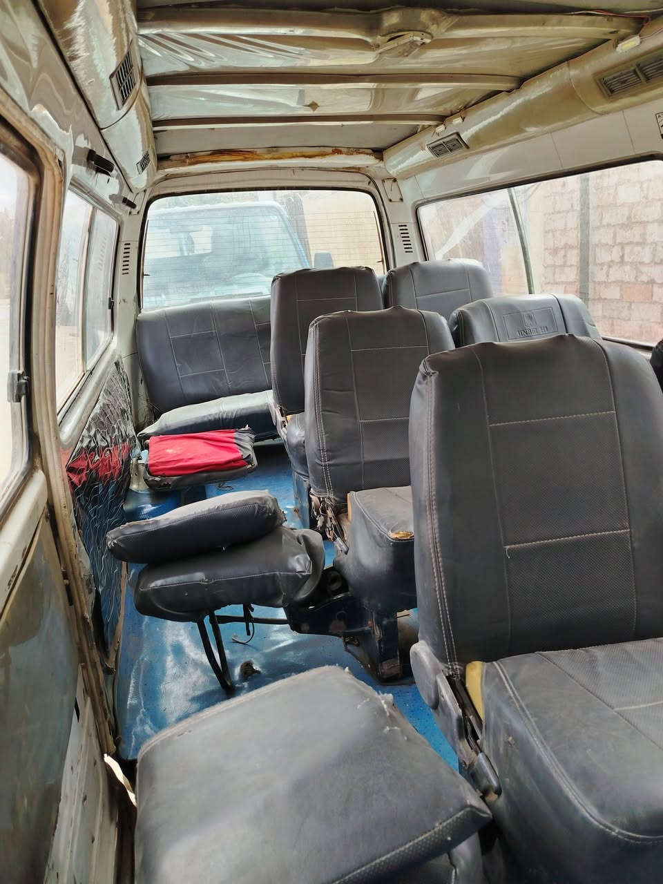 السلام عليكم فتون ٢٠٠٩ مطلوبة هيئة وغرامات ١٢٥٠ بيها وكالة راعيها ماواصلة سيارة مكينة كاز بيها تبخير ومشط استيرن تعبان بس السيارة خاهزة دواخلها نظيفة صدرها حلو سعرها ١٧ وبيها مجال للشراي ***********
