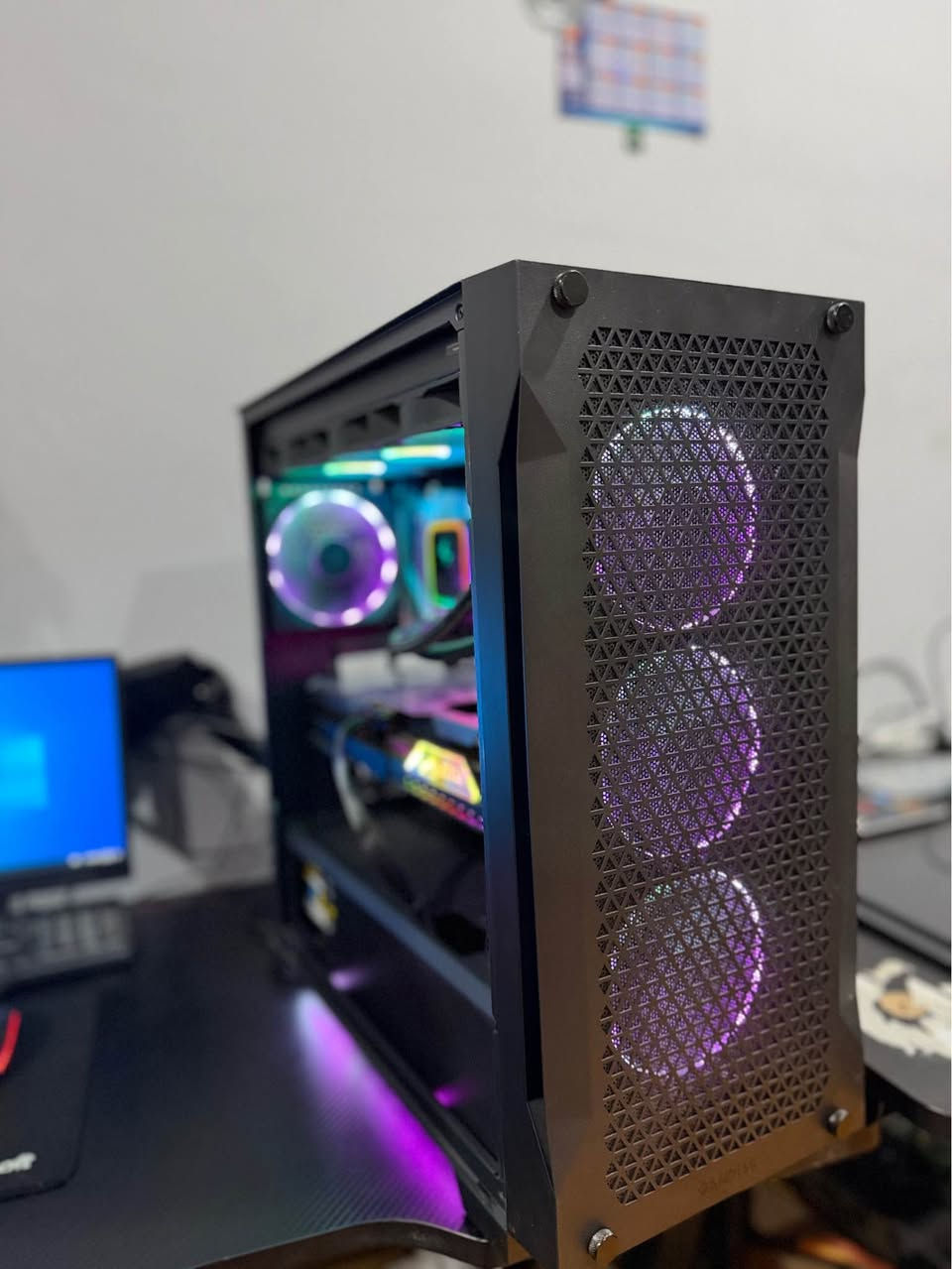 CPU:  RYZEN 5 7600X 6-CORE PROCESSOR
GPU:  RTX 5070 12GB MSI GAMING TRIO 3FAN RGB
MOTHERBOARD:  B650 MSI GAMING WHITE DDR5 RAM:  2*16 32GB CORSAIR VENGEANCE 6400HZ
WATER COOLER:  DEEPCOOL 360MM BLACK
HARD:  NVMe M.2 1T
POWER SUPPLY:  750W GOLD SEGOTEP PCEL5
CASE:  GAME MAX RGB BLACK 4FAN ZOR RAQ

کەیسێکی زۆر زۆر بەهێز بۆ هەموو ئیشێک دەبێت زۆر بەهێزە 
زەمانی ٣ مانگی هەیە 
گەیاندن بۆ هەموو شوێنێک هەیە 
نرخی 1450$
***********
*********** أربيل, العراق
