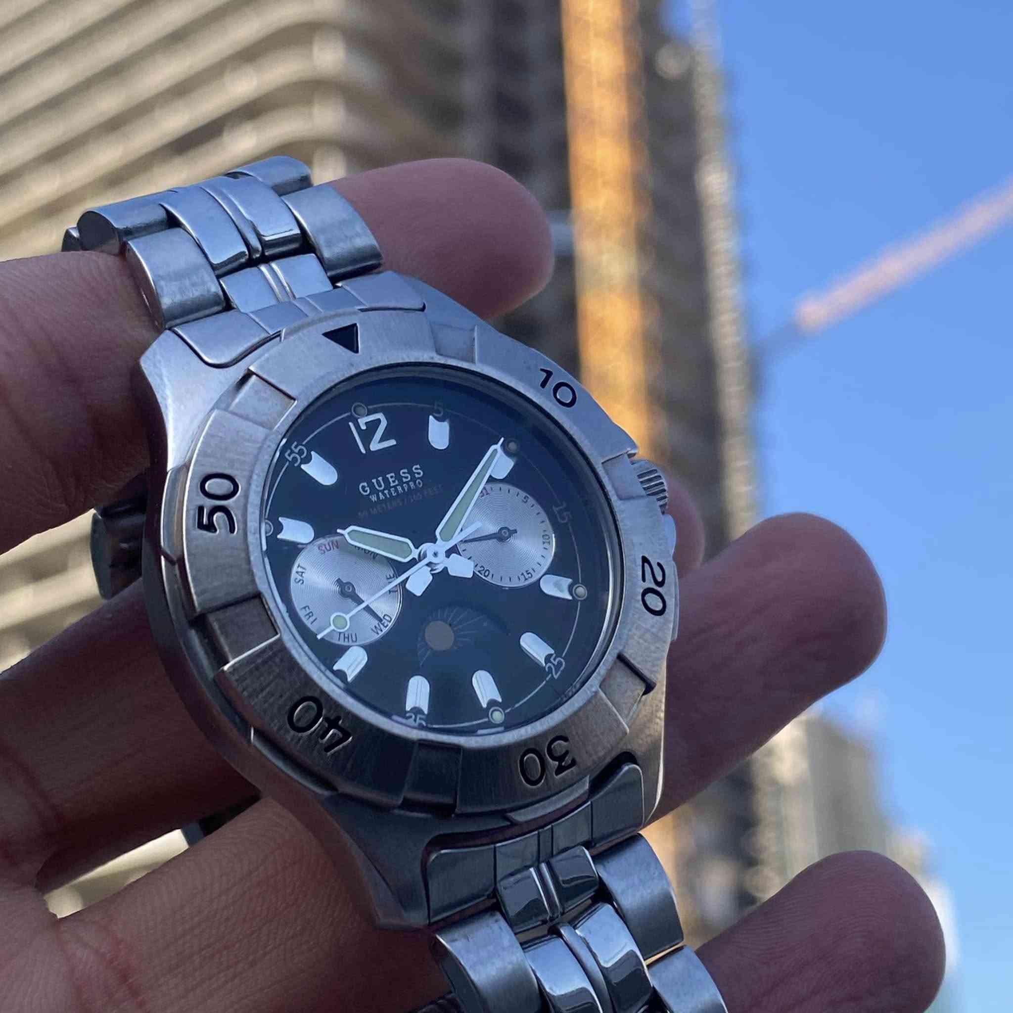 ⁨ Guess WATERPRO🔴
مزيج بين المينا المميزة و مؤشر شمسي قمري ✨
🔹لون مينا اسود مميز
🔹سناتر شغالة ايام اسبوع و شهر
🔹هيكل و سوار ستاتلس+رنك دوار 
🔹مقاومة للماء 50 متر
🔹مؤشر شمسي قمري
🔹مستخدمة بنظافة ١٠٠٪؜
السعر بالموقع 70 دولار 
بس يمنا سعرها بس 60 الف 😎⁩
***********
