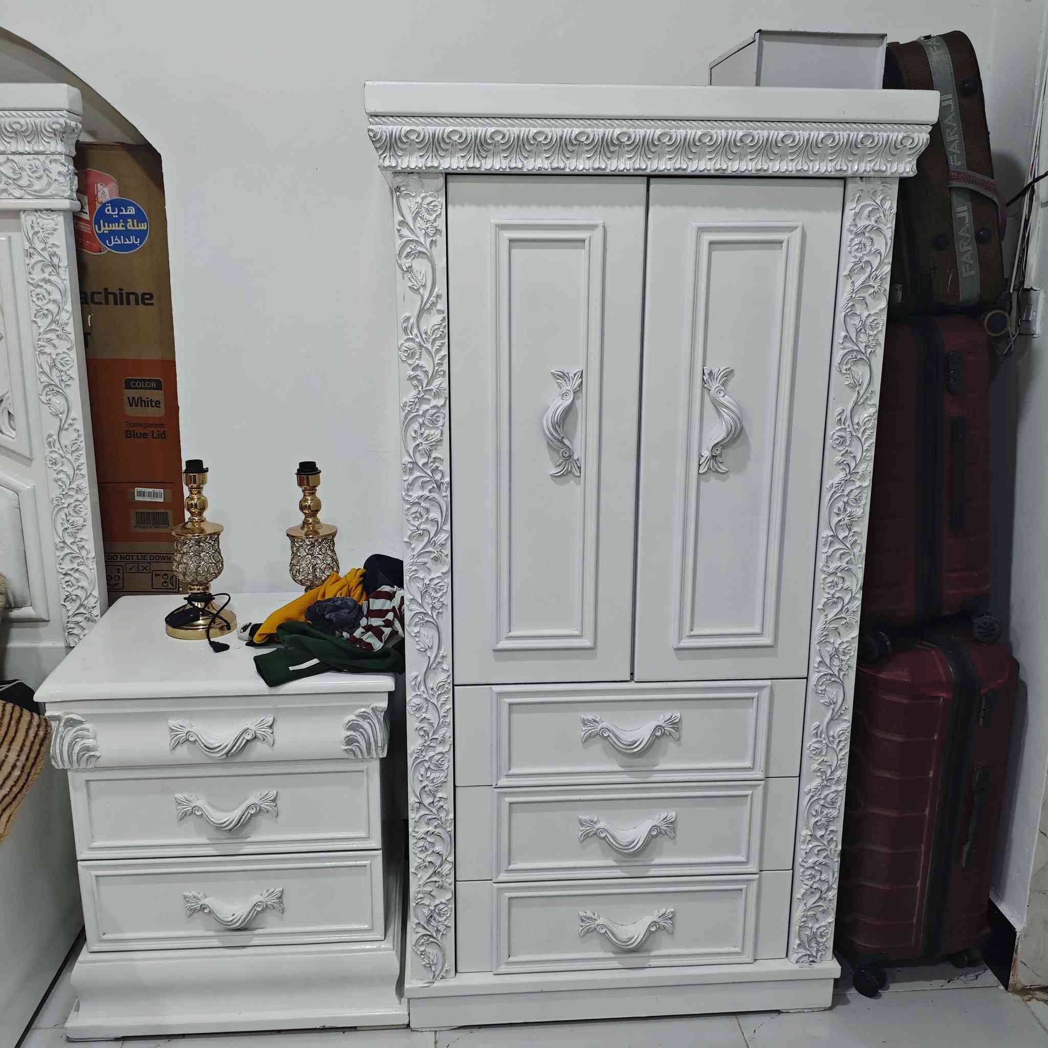 غرفة نوم ملكية (كويتي) بحالة الوكالة للبيع 💎
لعشاق النظافة والأناقة، متوفرة غرفة نوم صاج كويتي بتصميم كلاسيكي راقي ولون أبيض ملكي. الغرفة بحالة ممتازة جداً ونظافة (100%) كما موضح بالصور.
تفاصيل ومواصفات الغرفة:
العنوان العشار الداكير المزلق البحري 
🔹 النوع: كويتي أصلي.
🔹 الكنتور: 6 باب (قياس 3 أمتار).
🔹 السرير: قياس ملكي (3 أمتار).
🔹 ميز المراية: تصميم فخم بلمسات فنية (قياس 2 متر).
🔹 الملحق: قياس 1 متر.
🔹 الإضافات: زاوية مراية عمودية + 2 كومدي (جرارات).
🔹 اللون: أبيض ناصع.
🔹 الحالة: نظافة 100/100 (جديدة تماماً وغير مستهلكة).
💰 السعر: مليون و500 ألف (وبي مجال بسيط للشراي المباشر).
📞 للحجز والاستفسار: *********** البصرة, العراق
