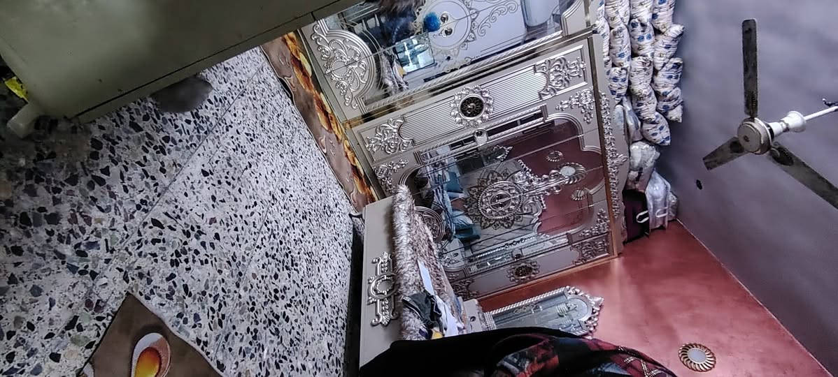 السلام عليكم غرفه تركيه للبيع مليون 800وبيها مجال للطيبين نظافت الغرفه 80/100العلوان الامين الثانيه  رقم الهاتف ***********
