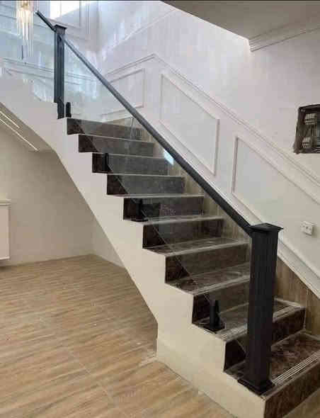 محجر زجـــــاج فـــلات سلم مع قبضة جانبية 
ألـــمــواصفات للعمل 
⚫️ ثكنس او كيج الـــزجــــاج  10 ملم 
⚫️ زجــاج ضــد الصدمات 
⚫️ زجــــاج مقسى سكيوريت 
⚫️ خالي من الشوائب والندبات 
⚫️كافة الاعمال تكون (( بــضــمــان 10 ســنــوات ))
⚫️كافة الاعمال تكون بأشراف مهندسينا                         الاستفسار عل رقم ***********
