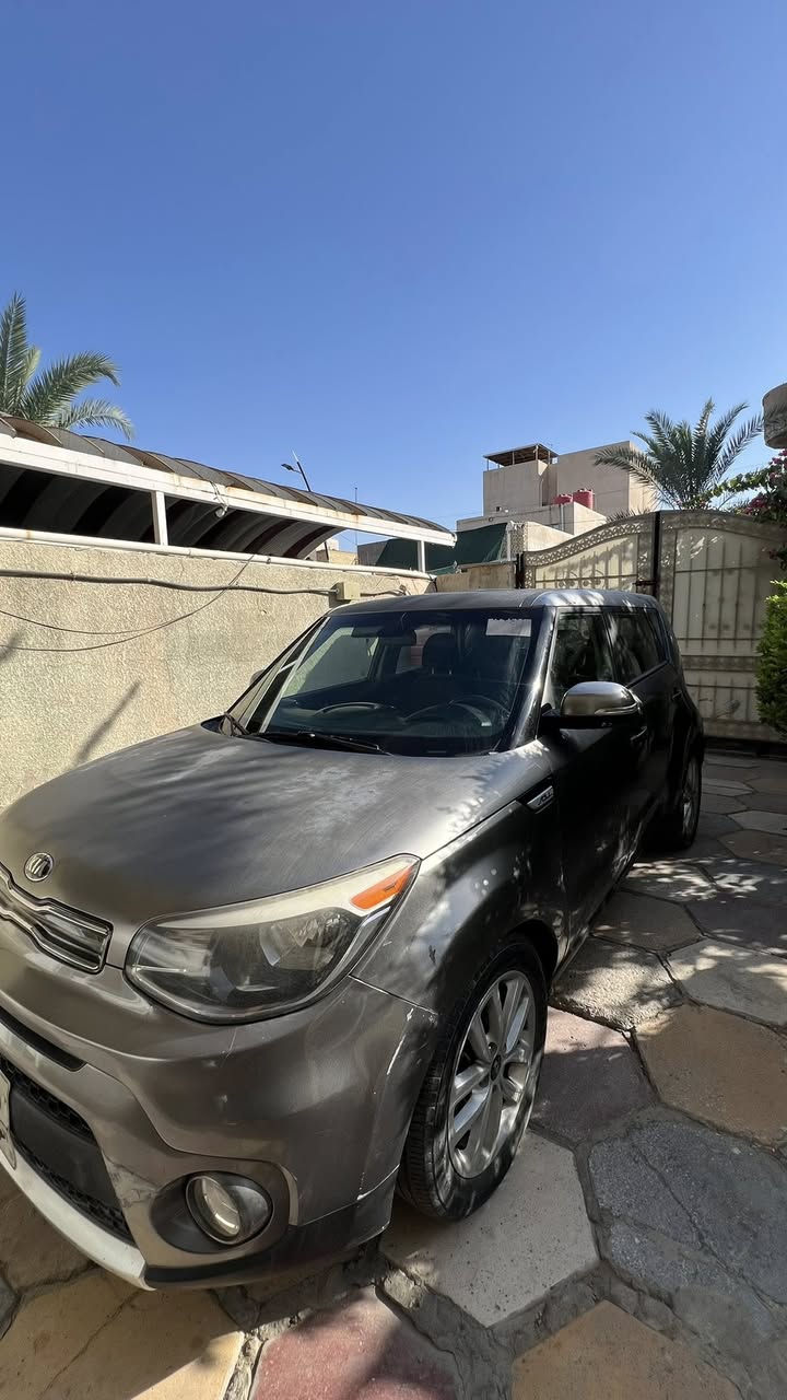 كيا صول 2018 وارد امريكي
ماشيه 134km  رقم اربيل 
مواصفات. محرك GDI 2000  ويل 17 شاشه كبيره (ابل كار بلي اندرويد اوتو ) 
وضعيات قياده (سبورت و اقتصادي وعادي ) 
تحكم بشاشة المعلومات 
تحكمات ستيرن 
كامره خلفيه واسعه 
مانع انزلاق 
مثبت سرعه   
نضام صوت  siriusxm 
تحكم بالمري الجانبيه كهرباء 
كشافات  ضباب 
تحكم بالاضائه  شاشة معلومات للسائق(رفع وخفض)
  
تواصل / ***********
