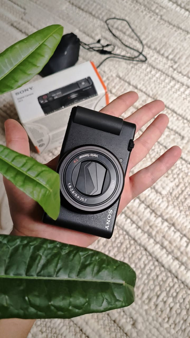 📸 للبيع كاميرا Sony ZV-1
نظيفة 100%، استخدام خفيف جدًا وبدون أي مشاكل أو خدوش، كأنها جديدة 👍

🔥 مناسبة جدًا لـ:

لتوثيق فيديوهات المواكب الحسينية 

تصوير فلوغات وسفر

تصوير منتجات أو شغل تجاري

تصوير بورتريه بجودة عالية وعزل خلفية قوي

✨ أهم المميزات:

عدسة ZEISS احترافية بفتحة واسعة (تعطيك عزل مثل الكاميرات الكبيرة)

تصوير 4K بجودة عالية جدًا

تركيز سريع على الوجه والعين (ما يفوتك أي لقطة)

شاشة متحركة للتصوير السيلفي والفلوگ

ميكروفون قوي مع عازل للهواء

💡 صغيرة وخفيفة، تنحط بالجيب وتصور بيها مثل المحترفين بدون تعقيد كاميرات كبيرة.

💰 السعر قابل للتفاوض للجادين، والسعر مناسب حسب حالة السوق.

📩 للمهتمين يراسلني خاص


**إذا كنت صاحب هذا الإعلان وتريد حذفه لأي سبب، رجاءا أرسل رسالة إلى الدعم الفني**