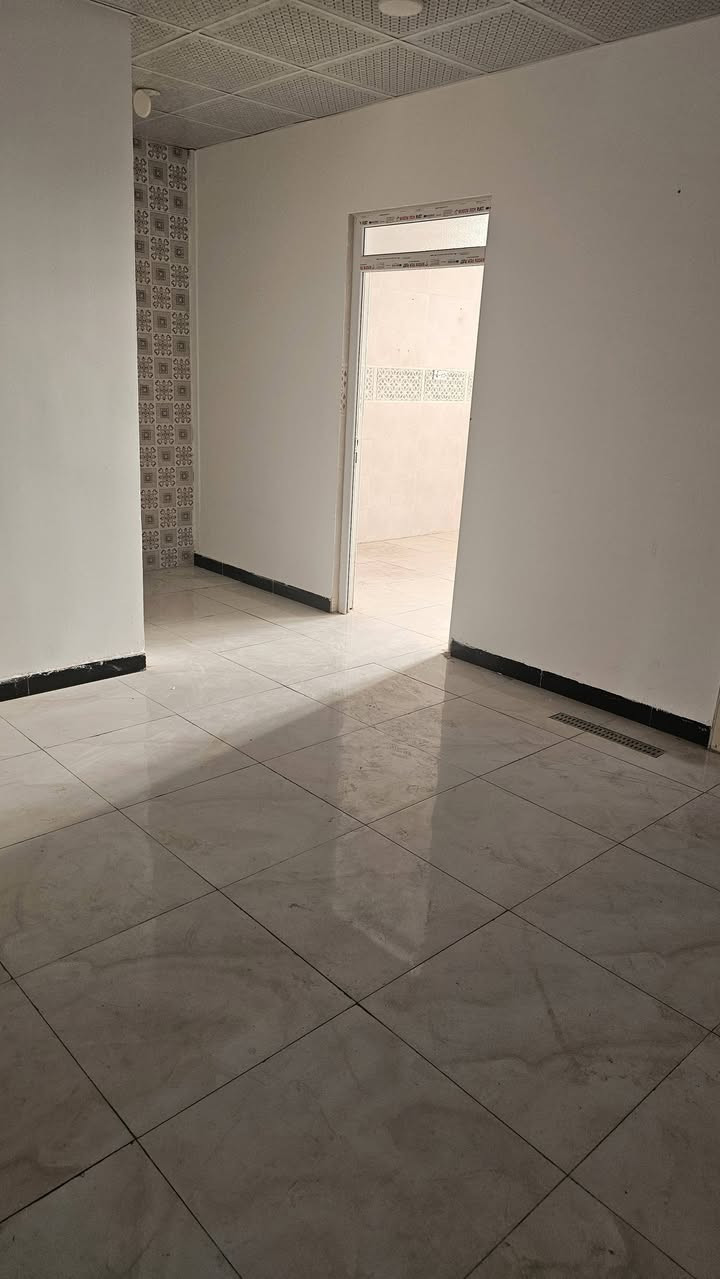 شقة للايجار طابق اول غرفة نوم وخطار وصاله ومطبخ  التأميم الدواجن قرب ثانوية الزيتون للاستفسار الاتصال بالرقم
***********
