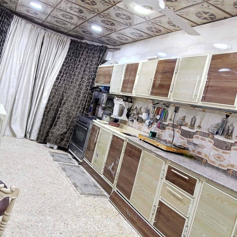 بيت للبيع بل تقية الثالثة مقابل ساحة التوديع المساحة 150 
البناء غرفة وصالة وستقبال ومطبخ ومنور وصحيات اساس صب والسكف عكادة 
السعر 50 مقدمه 30 وبالشهر 500
الاستفسار الاتصال /***********
