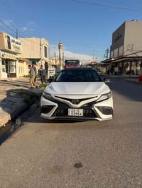 للبيع كامري 2022 Xse امريكي فول الفول 1/1 Vip السياره ضررها جداً بسيط ...