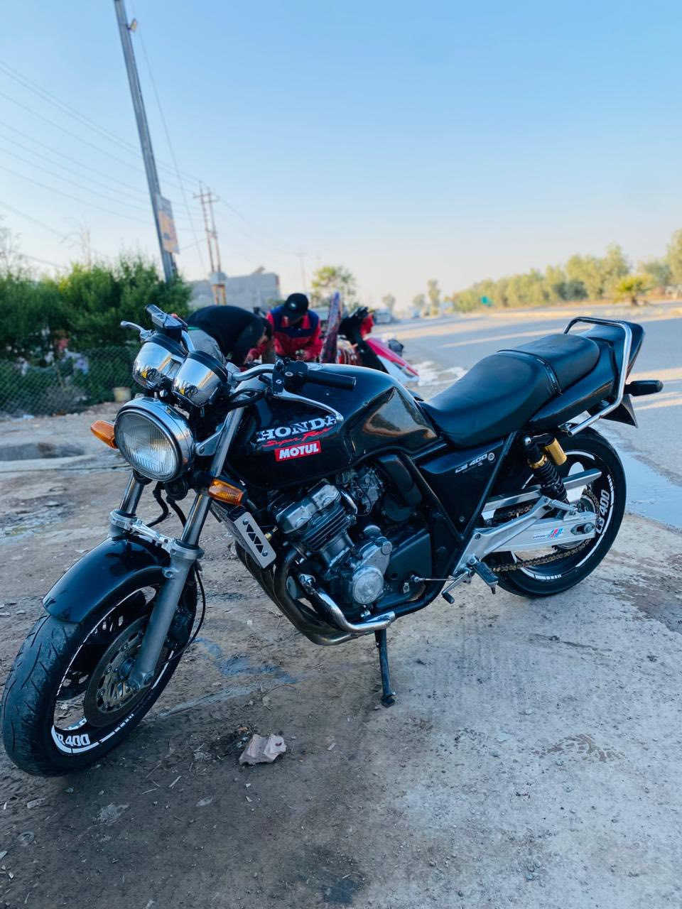 سلام عليكم CB 400نضافه ومكينه وتخم تاير كله شرط كهربائيات شغال كامل  أوراق كامل  بس گمرك باقي يعني مايتعبك بل ترقيم ودبلات امامي خلفي جديد يعني دراجه مامتعوبه سعر خاص *********** مكان كركوك
