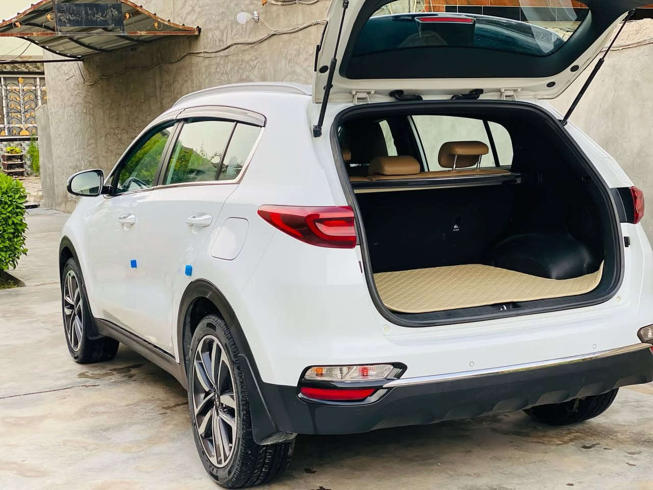 السلام عليكم
كيا سبورتج 2019
وارد خليجي ماشية72 الف
المواصفات:
🔸شاشة+كامرة خلفية
🔸حساسات خلفي وامامي
🔸تبريد قطعتين
🔸ثلاثة انظمة قيادة
🔸لد نهاري 
🔸مري شفط
🔸اشاير بل مري
🔸كشنات جلد 
🔸تحكم ستيرن 
🔸وسائد هوائية بالكشن 
محرك 2000 دوش
السيارة خير من الله 
كير ومحرك مكفولات 
السيارة كلين ماعدا بارد كلش قليل بل باب 
مكفولة من الصبغ
للاستفسار الاتصال/***********
