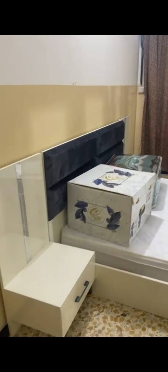 غرفة تركي للبيع اخت هاي البصور بس بعدهة مامشدودة بكراتينها وكاملة 5 قطع رايدهة ب ٥٠٠ وبيها مجال
رقم الهاتف /***********
