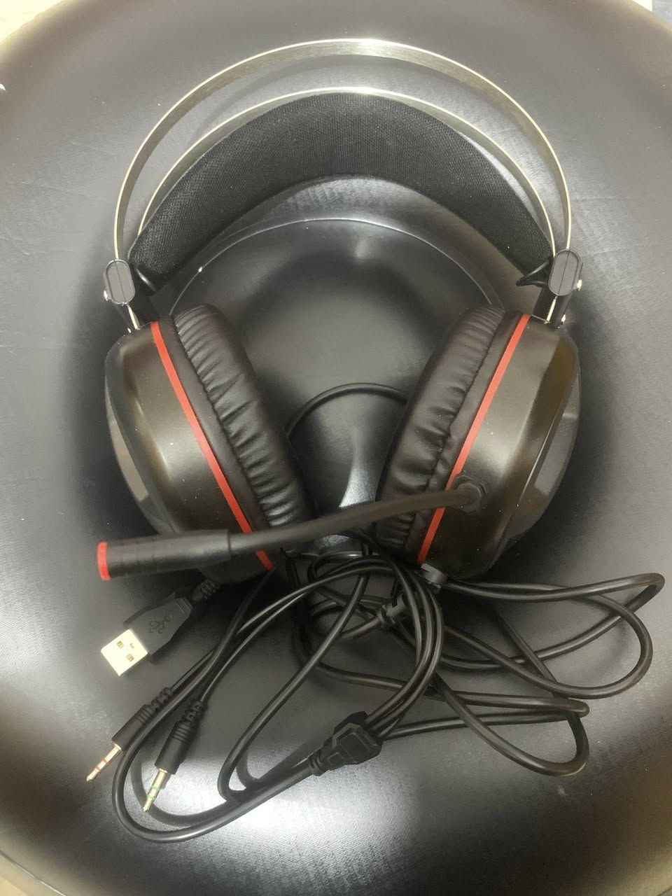 سلام عليكم
اكسبوكس سيرس اس نظافة 100 ‎%‎ ممفتوح ومستعمل قليل كامل ملحقات وسماعة محيطي وحساب كيم باس بي يعني شغل والعب ب340 وبي مجال 
***********
