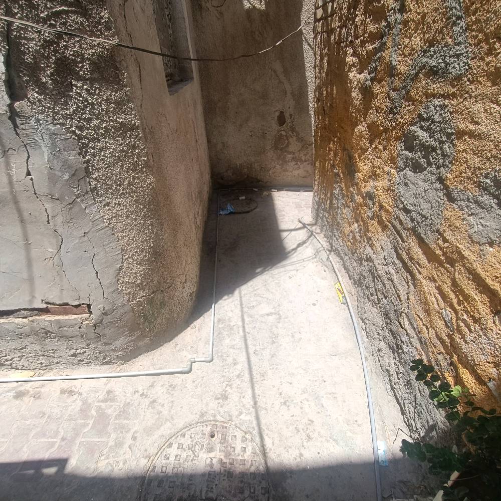 دار للبيع أو للمراوس السعر 100 وبيه مجال يحتوي على 3 غرف وحده ارضيه و2 بلطابق الثاني مساحته 68٫85 واقع حال 70 متر الموقع الشورجه قرب المتنبي الدار بناء عكاده نظيف