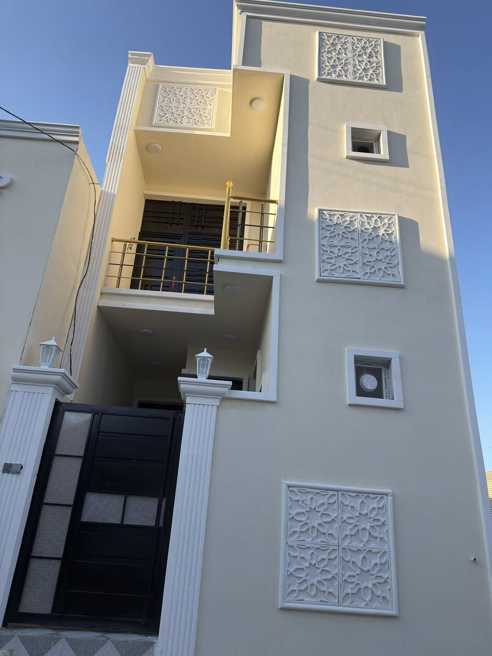 بيت للبيع طابقين
الجغيفي الثانية 
كياعين الحلابسة 
مجاور صالون سراب
المساحة 100 متر
الوجه 5
النزال 20
يتكون البيت من 
📍 2غرفة نوم سويت
📍 صالة عدد 2
 📍 واستقبال
📍مطبخ
📍 حمامات عدد 2
📍 مناور عدد 2
موقع مميز جدا
السعر علق بنقطه ليصلك
الرقم ☎️
***********
مكتب التاج للعقار 
عنوان المكتب
الجغيفي الثانية مجاور خدمات عمر النعيمي
