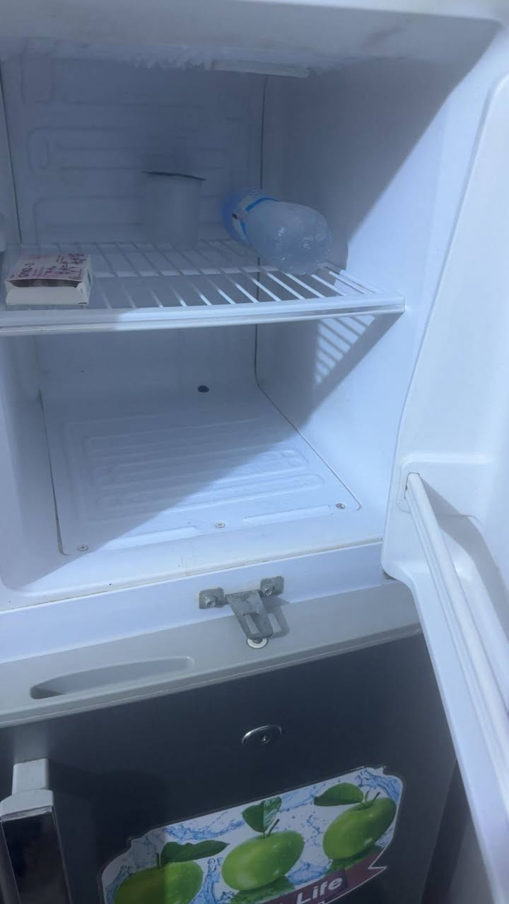 ***********
شراي يتفضل واتساب
قيم واخذ ثلاجه نظيفه سعر ١٠٠ الف + تخم تركي ٨ مقاعد ويا طاوله وسطيه مالته سعر مناسب 
عنوان بغداد الحريه ... متواجده فقط واتس
