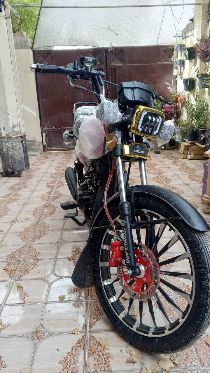 سلام عليكم دراجه ايراني سونك موديل 2026 مكينه ضاغطه وزنجيل(CBF) دراجه بعدهة بجيس مكفوله من كلشي مصارلهة 20يوم من طالعه من المعرض تشغيل عن بعد لون مميز السعر خاص او اتصل ***********
