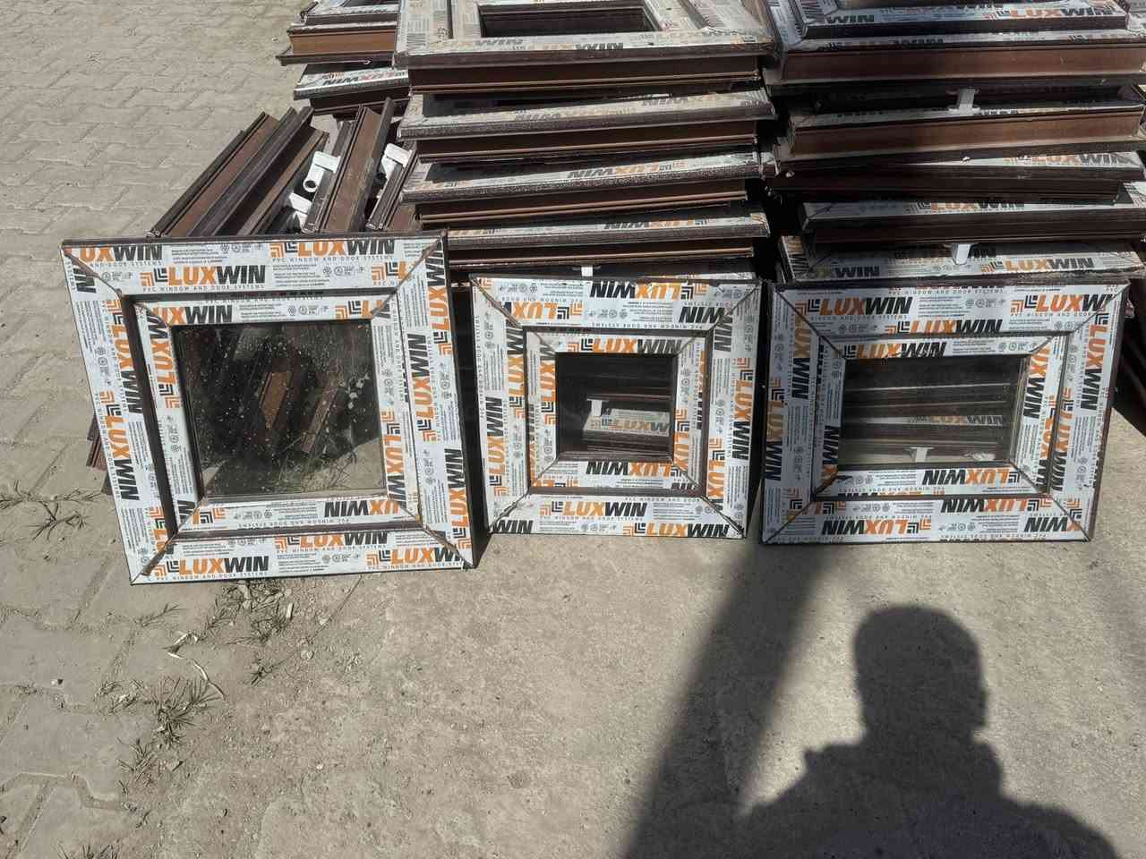 ***********
العنوان تكريت شارع الحولي مال زهور قرب مدرسه نضاميه  مجاور الصيدلية 
ابواب بلاستك جديد الابيض بسعر 60الف والجوزي بسعر 90الف وابواب وشبابيك حديد بسعر مناسب
