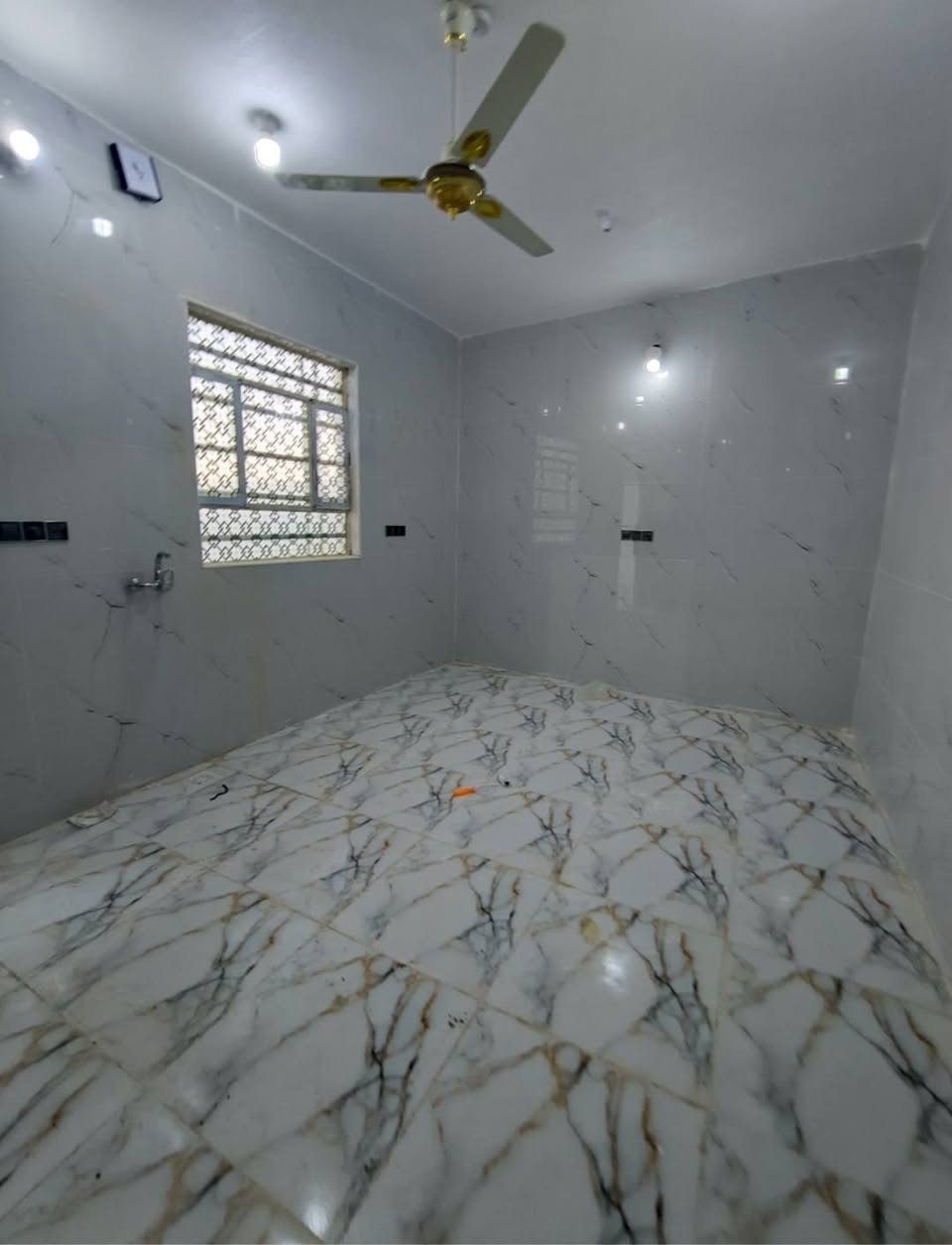 احصل على بيت أحلامك اليوم 🏠
بيت مميز في حي السبل
مساحة 200 م²
جاهز للتسليم – تستلم المفتاح فورًا 🔑
🔹 بناء درجة أولى – صب كونكريت
🔹 ديوانية بطول 9 أمتار (مثالية للضيوف)
🔹 مطبخ على الطراز الحديث
🔹 مساحة أمامية لوقوف السيارة
🔹 ماء وكهرباء مقابيل البيت
🔹 مولد قريب – راحة دائمة
بيت متكامل للسكن العائلي
راحة، موقع، وجودة بناء… بفرصة ما تتعوّض
📩 للاستفسار راسل الصفحة
📱 واتساب: ***********
البيت جاهز… والقرار بيدك
