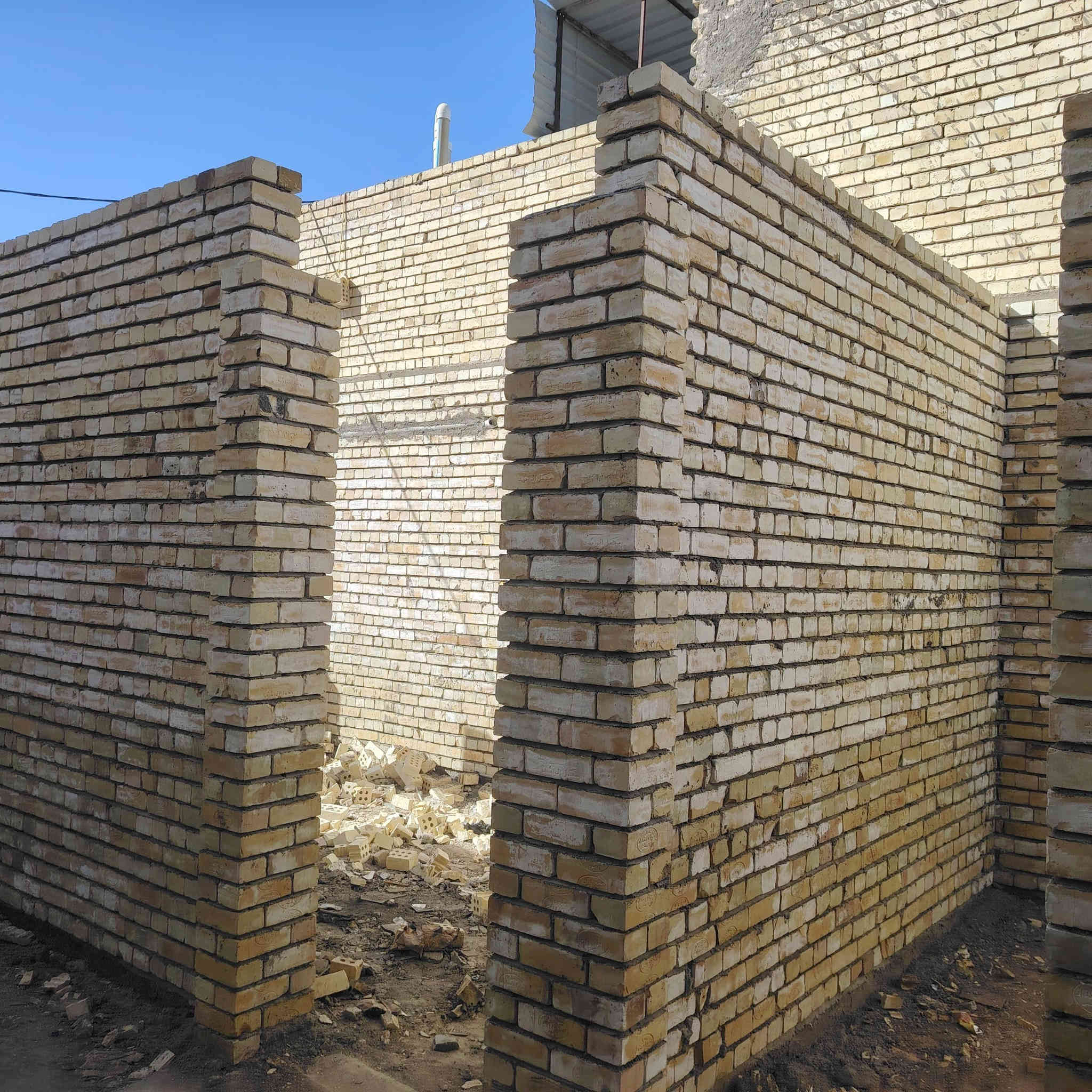 هيكل للبيع لمساحه 100 والواجه 7 وربع ونزال ١٣ يتكون استقبال مطبخ وغرفه نوم صحياات صاله درج العنوان الشعله الدوانم قرب الحسينيه أم البنين الاستفسار ***********
