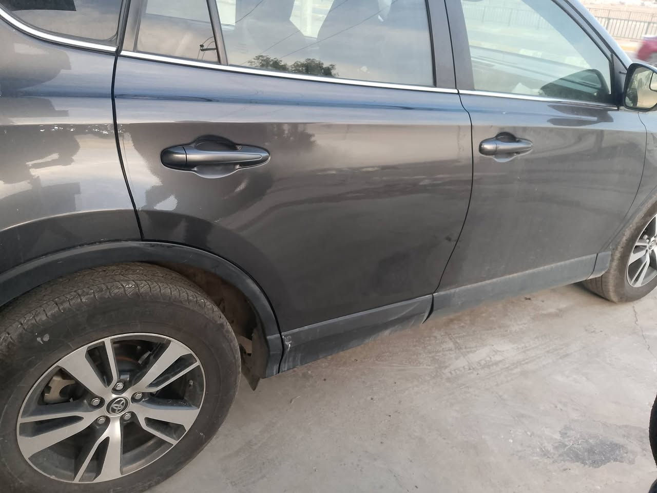 قبل وبعد صبغ جزء من باب راف مع تحياتي حمودي الصباغ العنوان قرب محافضه الجديده ***********
