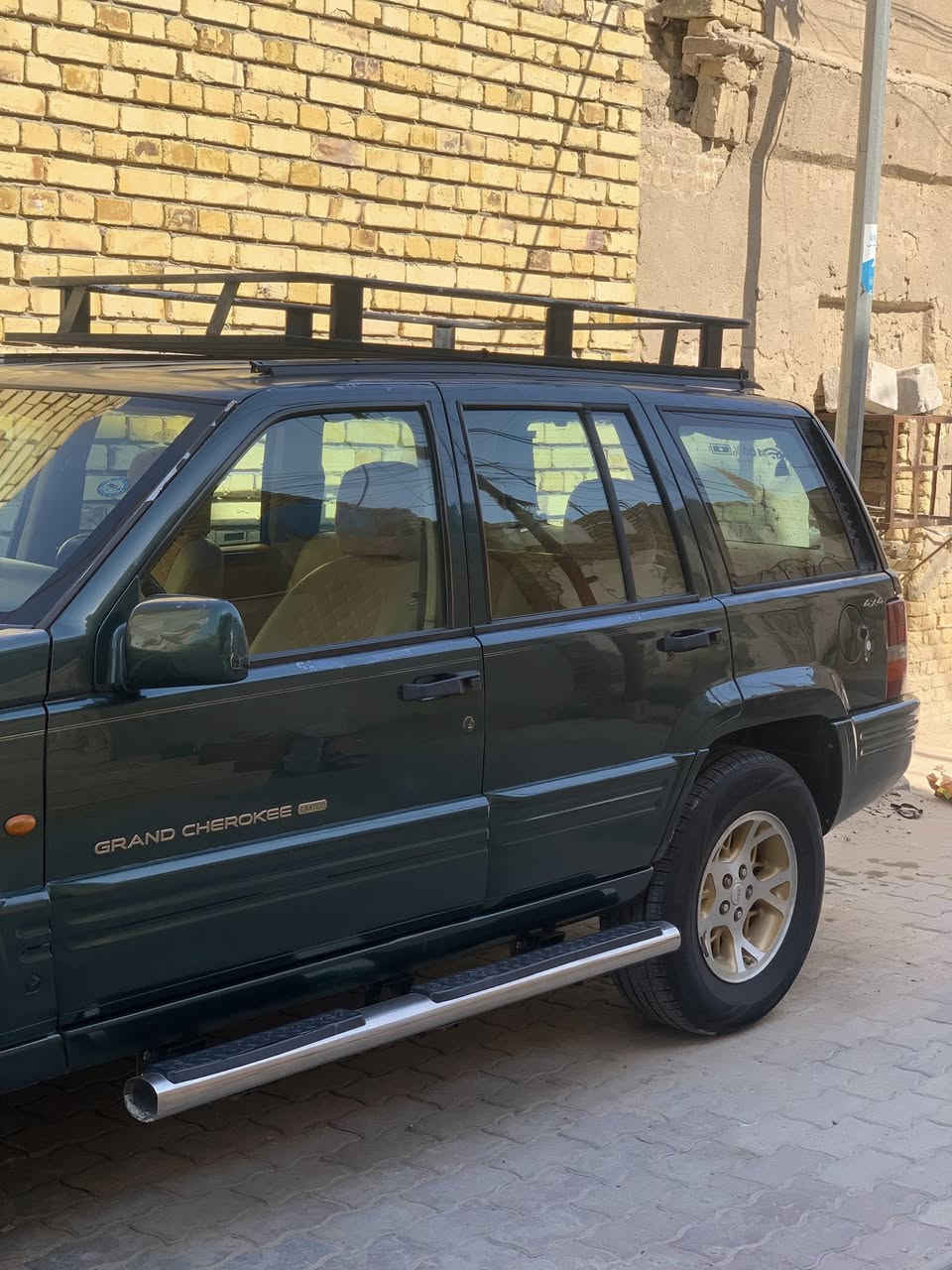 السيارة كله بلاد لاصبغ ولا ضربه مديل1996 محرك 8 بيه نوقص بصيطه مكان السيارة ناصرية مركز 
***********
