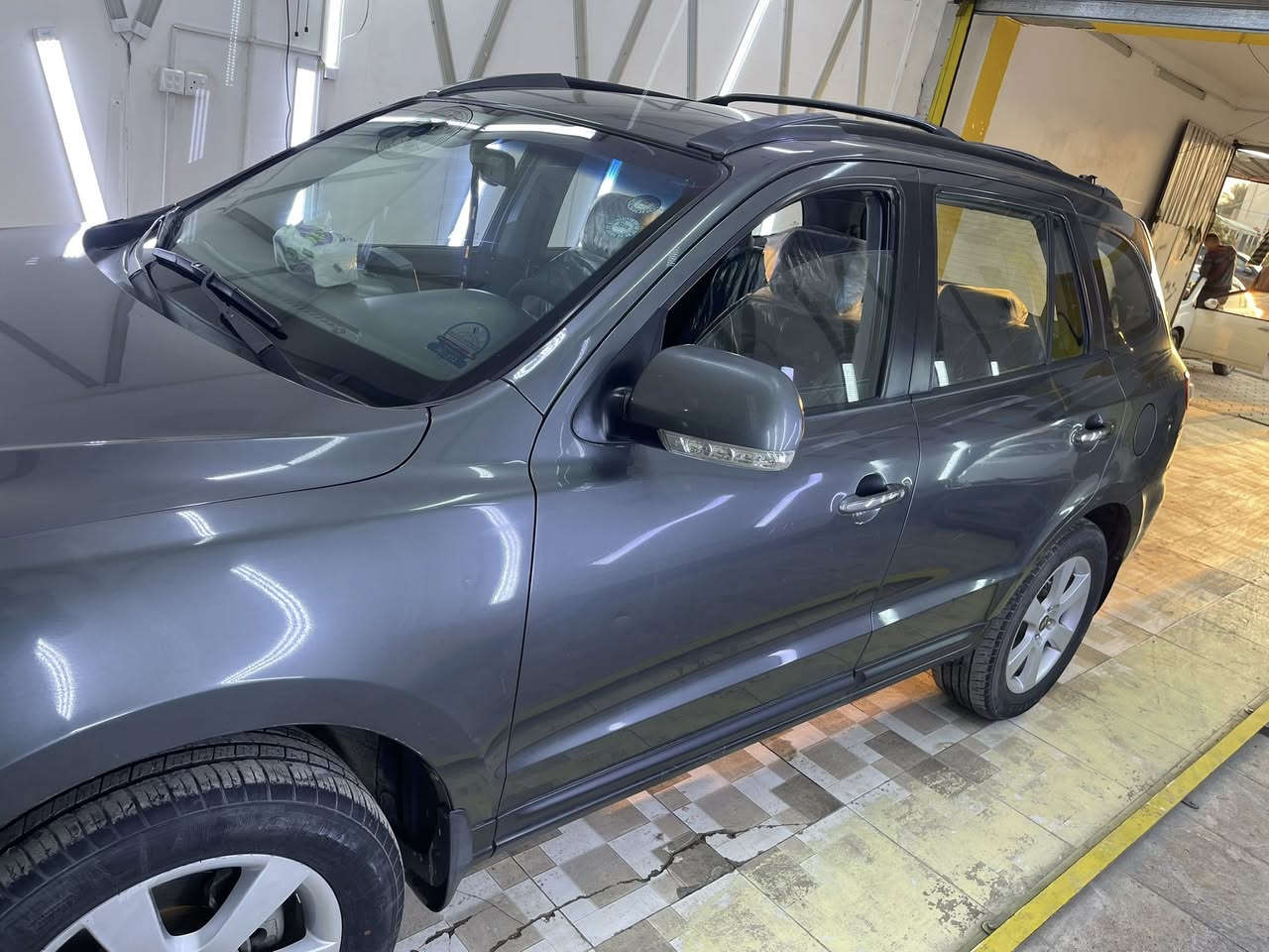 سنتافي. خليجي    موديل 2008 فول مواصفات. 

 تحكم ستيرن  

كروز  مثبت  سرعة 

شاشة كبيرة  اندرويد+ كامرة

مري شفط. + تحكم بالمري 

اشاير بالمري

كشن السائق كهربائي 

٧ راكب    

تبريد ٣ قطع 

فتحة سقف  

ABS

 محرك.  6 سلندر     2700

محرك وكير خير من الله. 

السيارة كفالة عامة    والسونار موجود بيها القطعة الي موضحه بالمنشور جراد وليس صبغ.  بس بالسونار كال تطلع عندي صبغ بس قطرة معجون ماكو بيها
 السعر 129 

وبيها كم بارد كما موضح بالسونار 
.    السيارة كاملة مكملة وبالعافية على الي يأخذها  

رقم السيارة اربيل. بسمي   تحويل شوكت ما تحب.  سنوية تنتهي  نهاية 2028
صاحب السياره Mohammed Qasim Al-Moussawi
رقم ***********
