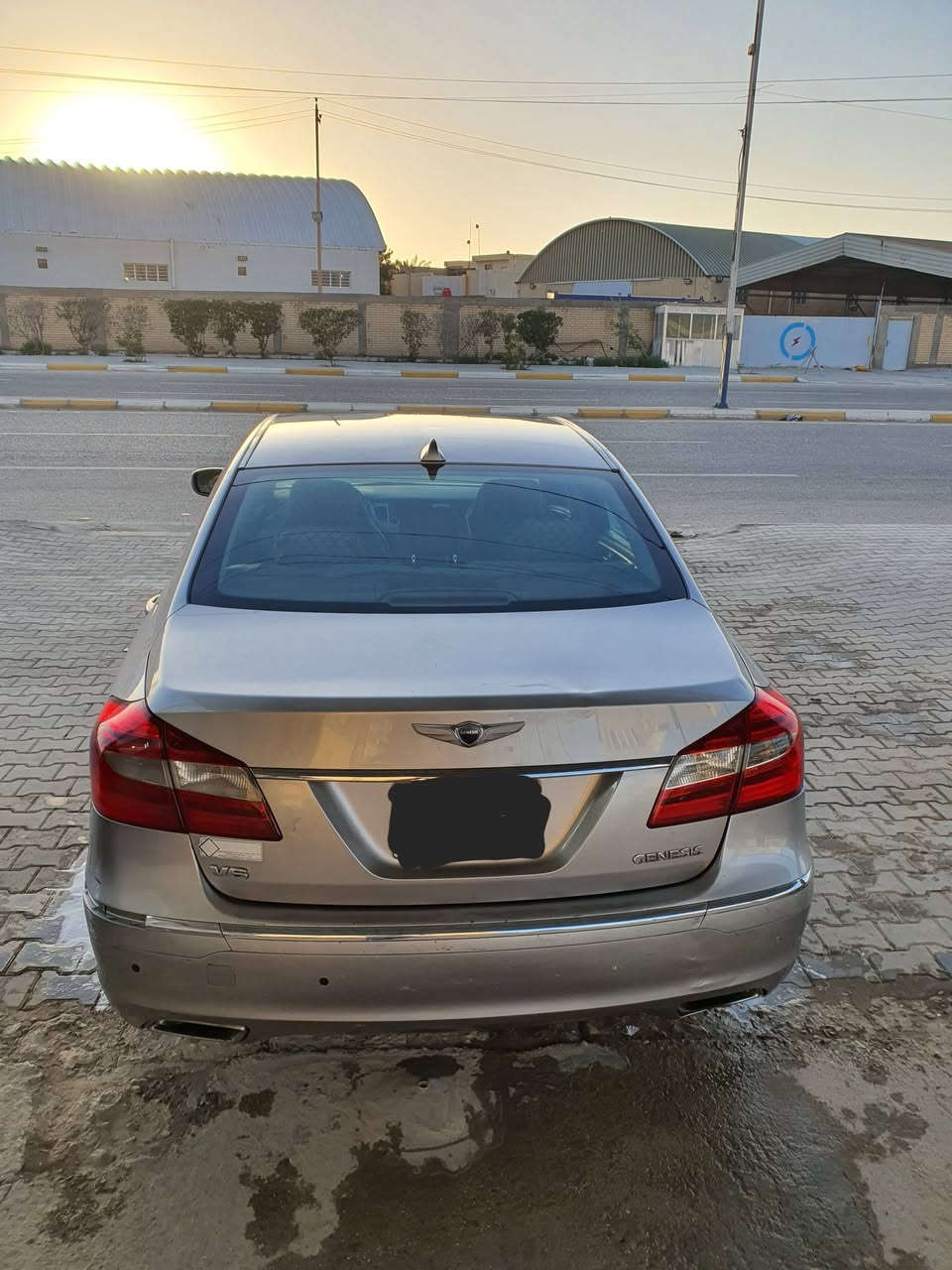 للبيع Hyundai Genesis موديل 2012
سيارة حلوه ونظيفة 
مكينة V6 قوية GDI + تحكم كهربائي كامل
السيارة ما تحتاج أي شي 
حادثهه بيبان جهه السائق
السعر 110$  
للإستفسار ***********/ ***********
